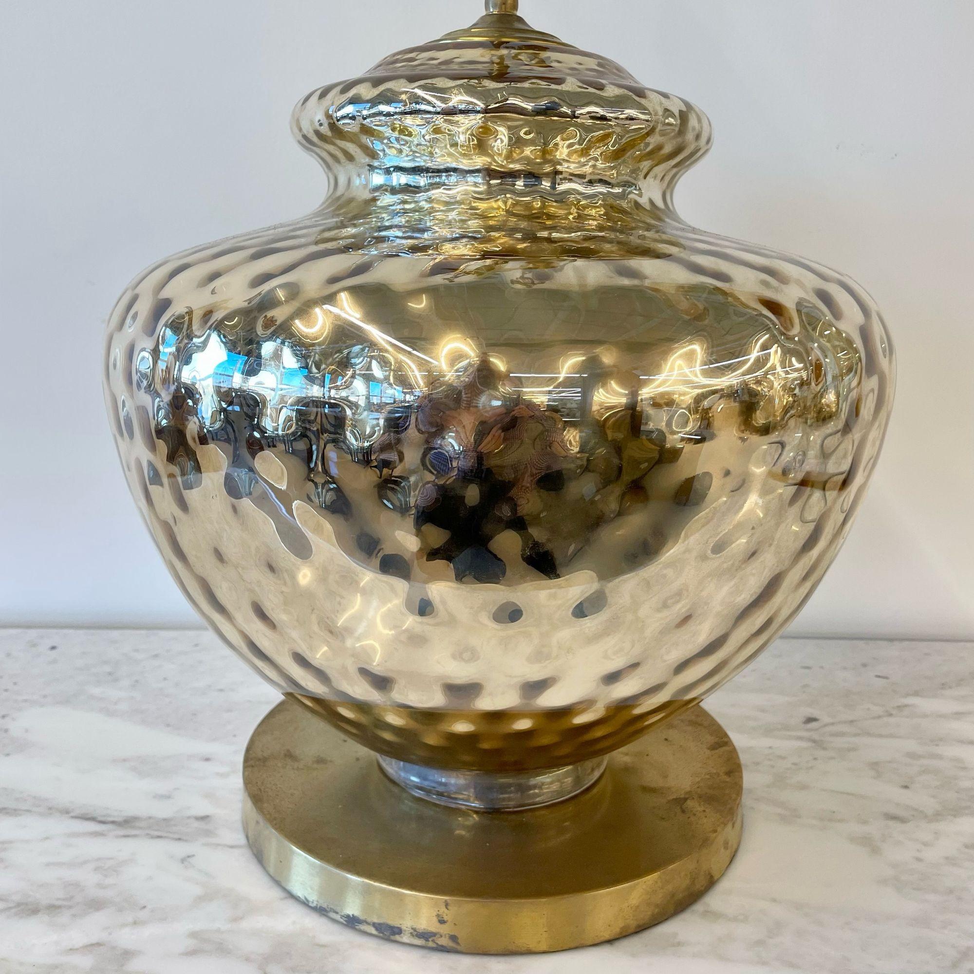 Grande lampe de bureau simple de style mi-siècle moderne, verre mercuré, laiton, jarre et forme d'urne en vente 3