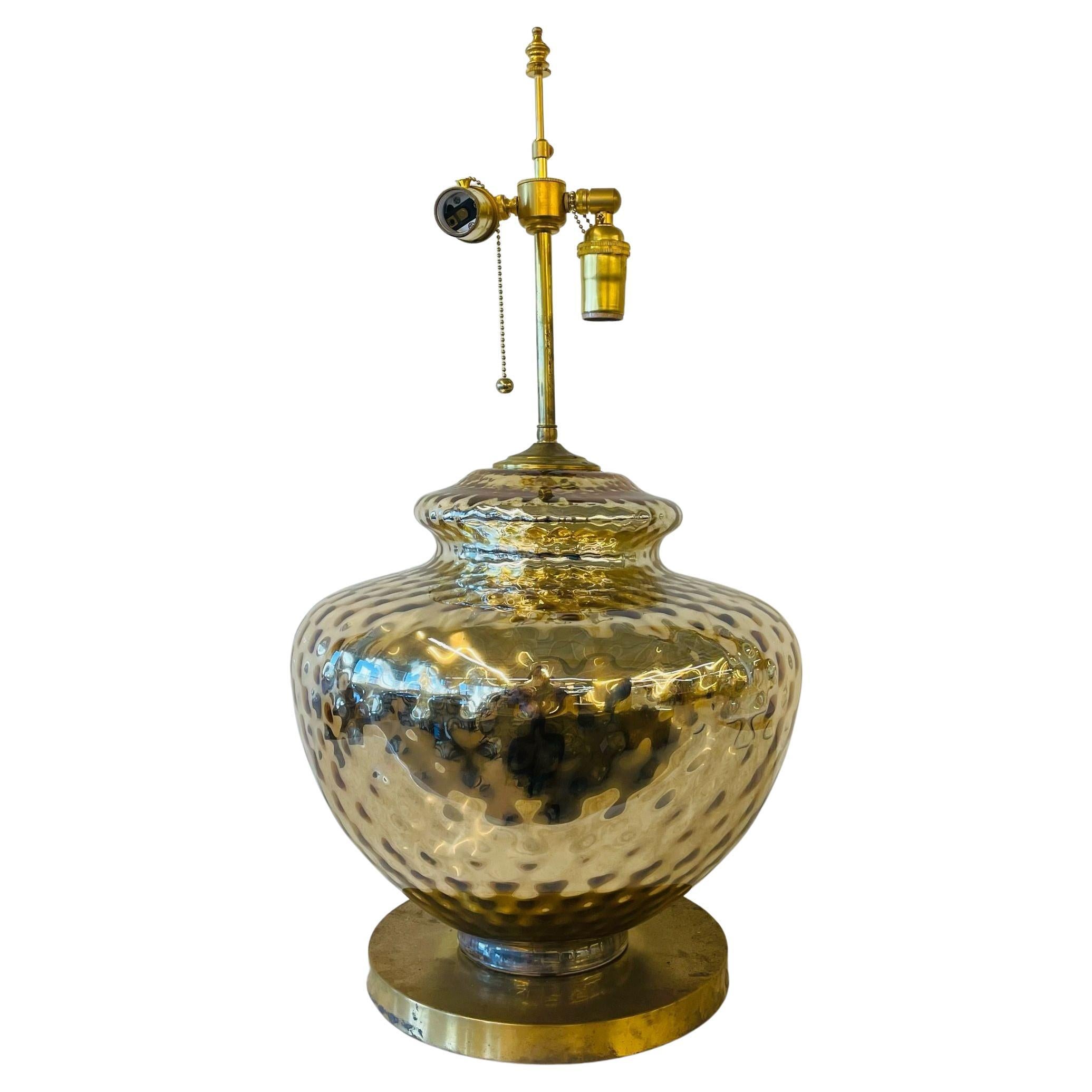 Grande lampe de bureau simple de style mi-siècle moderne, verre mercuré, laiton, jarre et forme d'urne