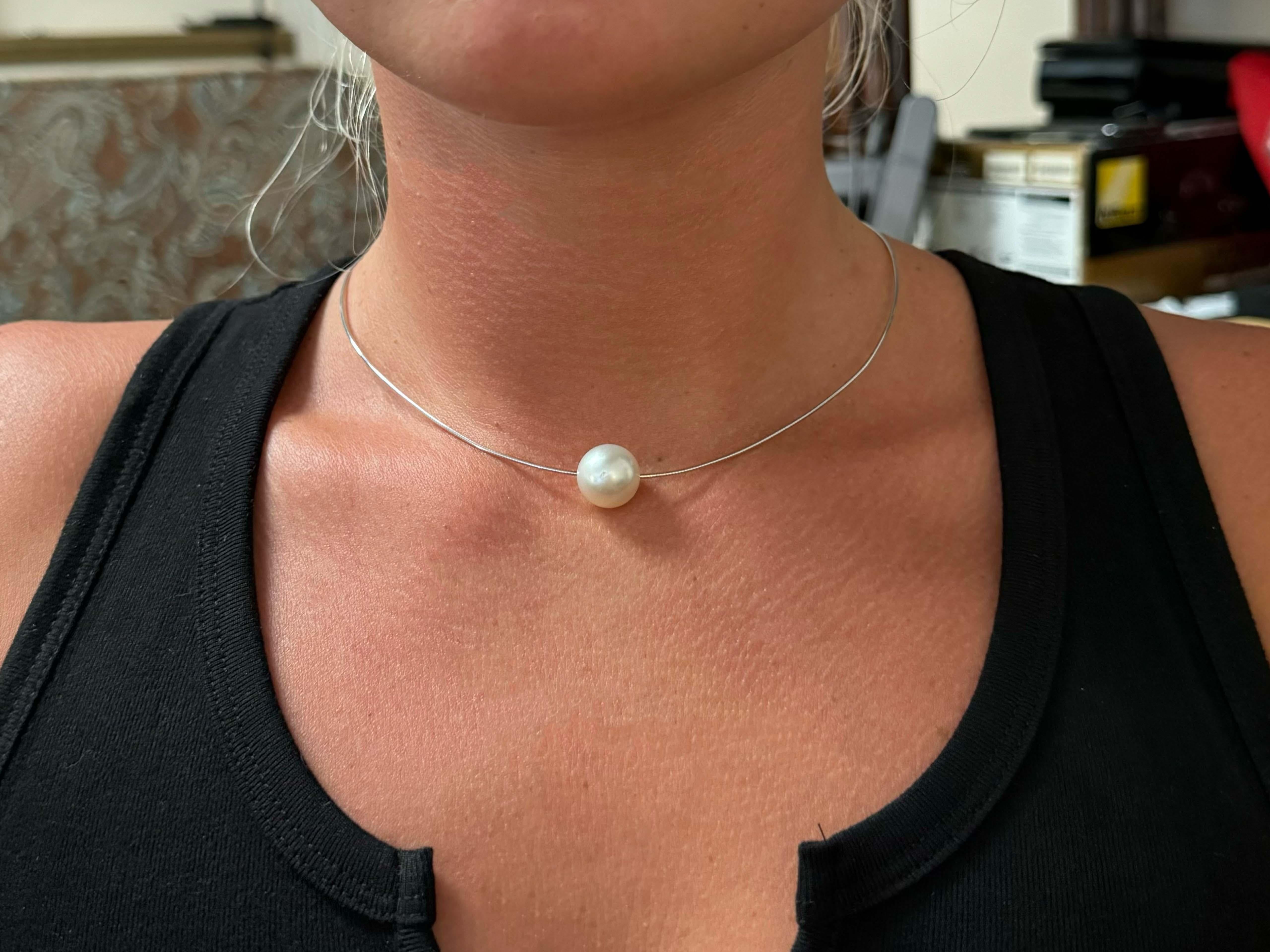 Specifiche dell'articolo:

Metallo della collana: Oro bianco 14k

Peso totale: 7.8 grammi

Lunghezza della collana: 17