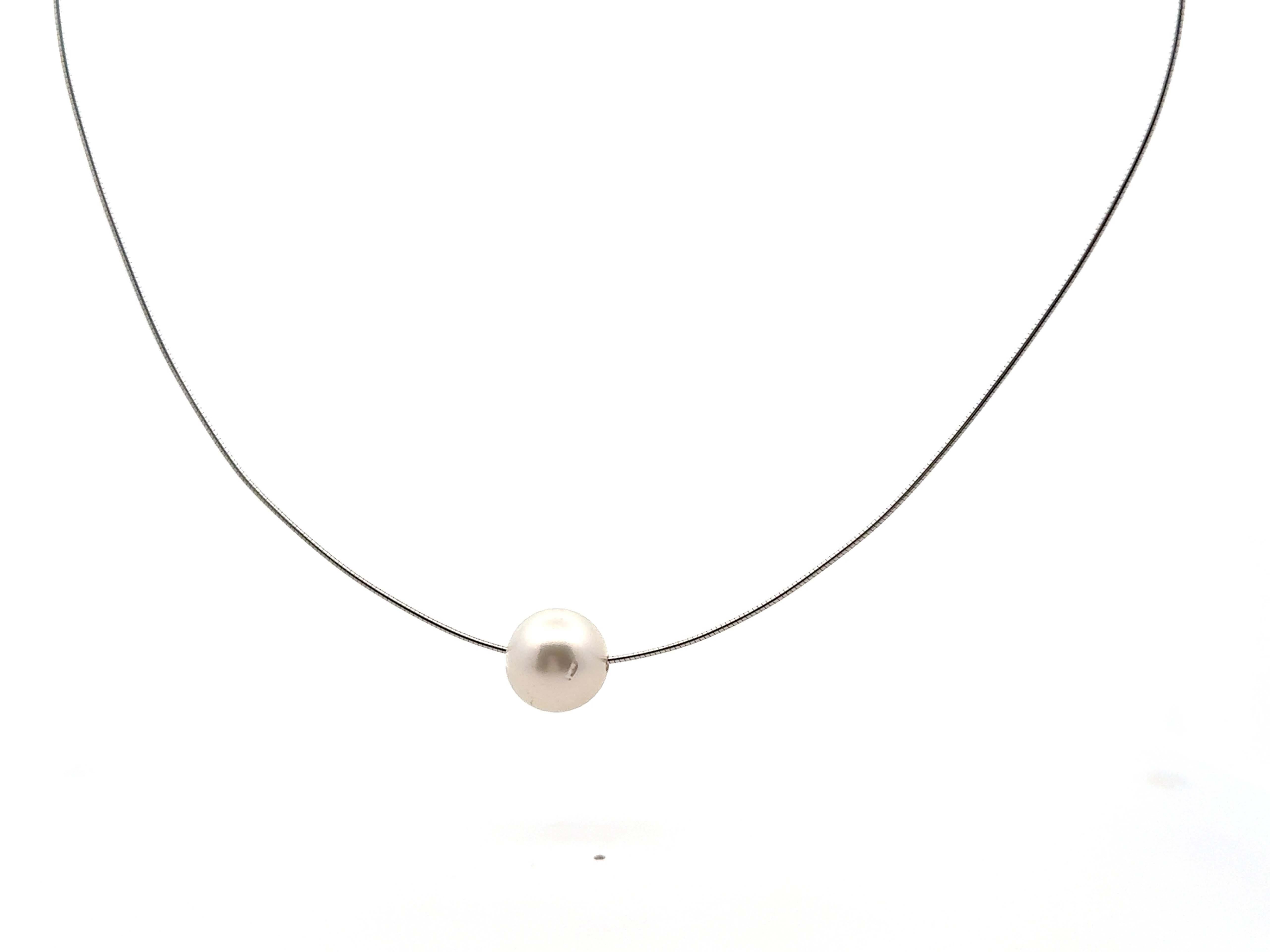 Taglio rotondo Collana a catena Omega con perla singola grande in oro bianco 14 carati in vendita