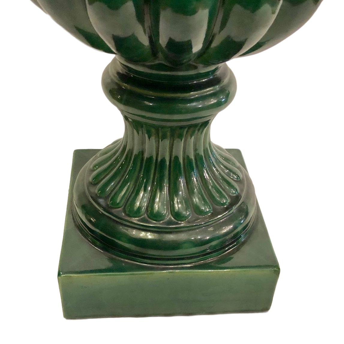 Une grande lampe de table unique en porcelaine italienne verte en forme de pomme de pin, vers les années 1930.

Mesures :
Hauteur du corps : 26 pouces
Base : carré de 9
