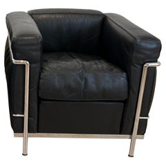 Single LC2 Petit Confort Lounge Chair, Chromed Frame and Black Leather, Italy, 1