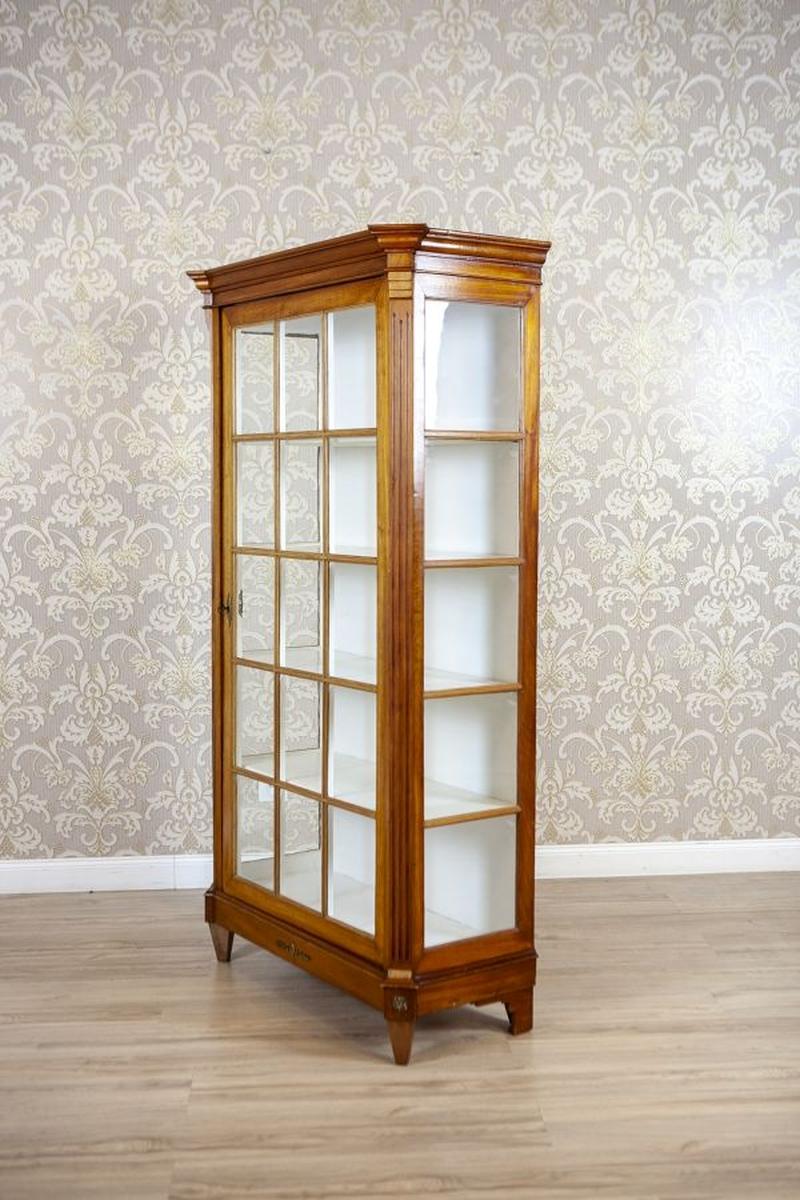 20ième siècle Vitrine en hêtre à un seul battant du milieu du 20ème siècle. 20ème siècle en vente