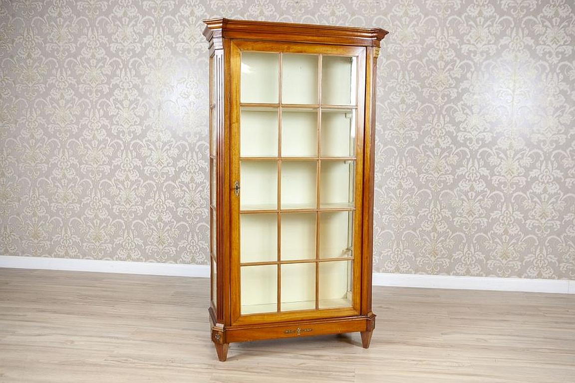 Single-leaf beech display cabinet From the Mid. 20th Century

We present you this single-leaf display cabinet glazed on three sides. The inside is painted white and divided with three shelves. The lock is original and functional. The simplistic