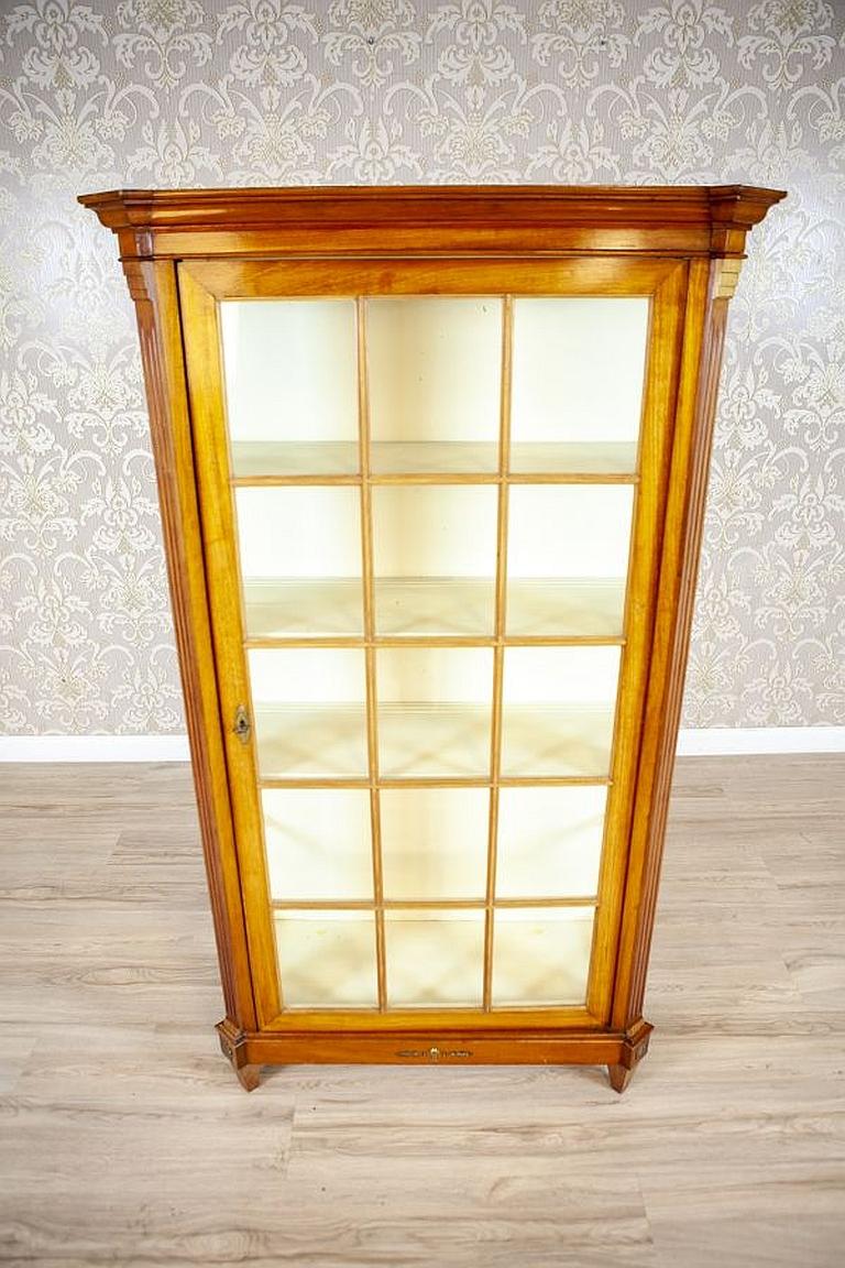 Single-Leaf Beech Display Cabinet From the Mid. 20th Century In Good Condition For Sale In Opole, PL