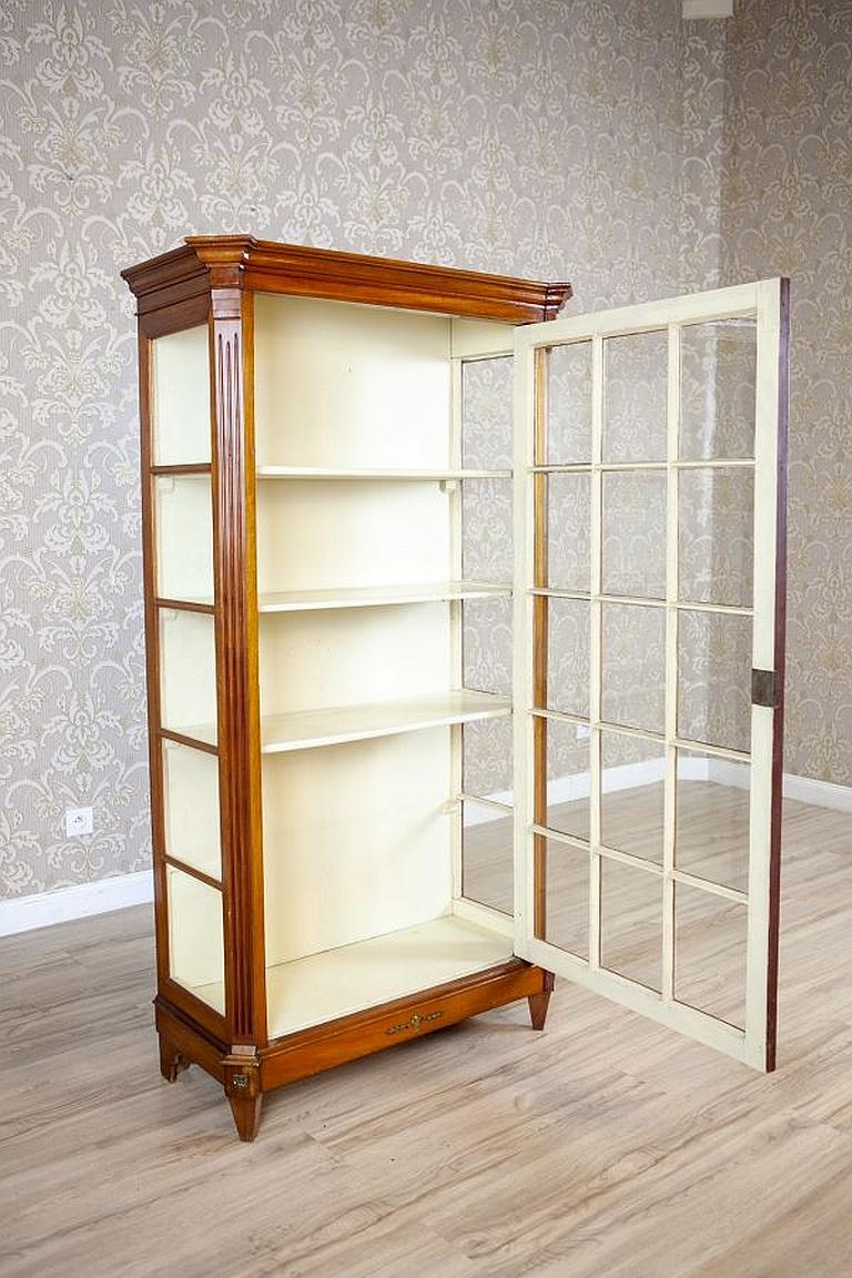 Single-Leaf Beech Display Cabinet From the Mid. 20th Century For Sale 1