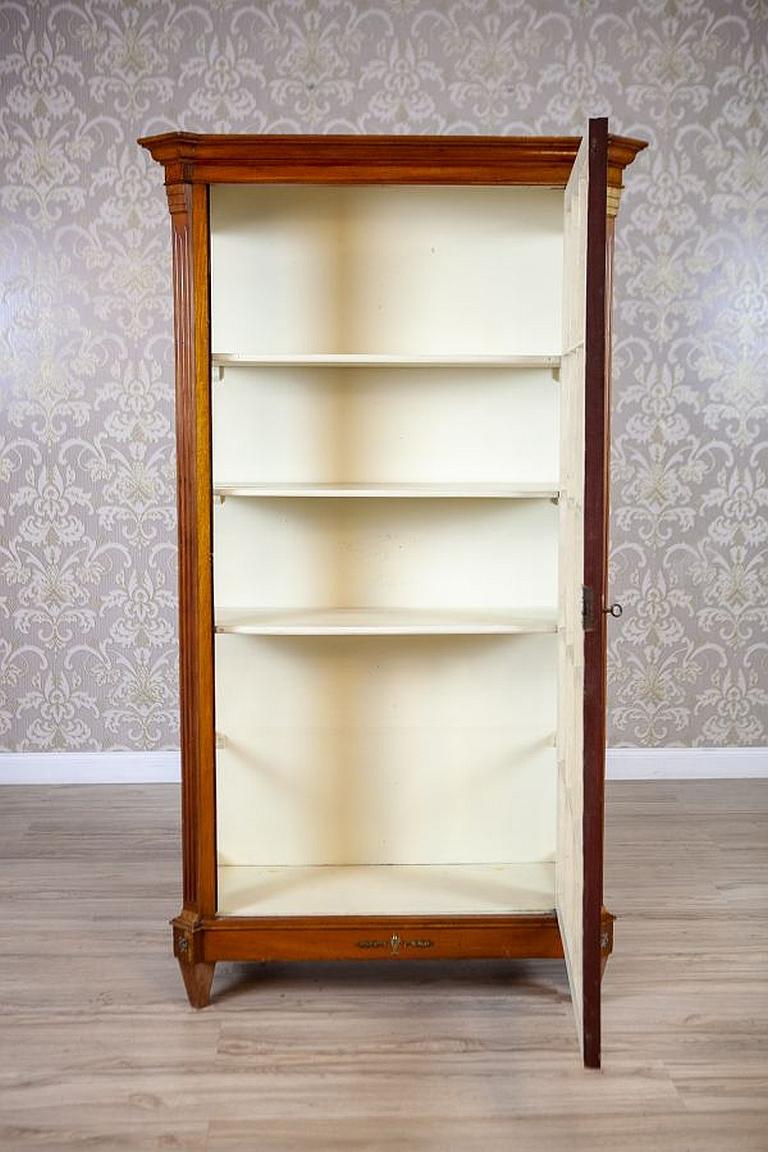 Single-Leaf Beech Display Cabinet From the Mid. 20th Century For Sale 2