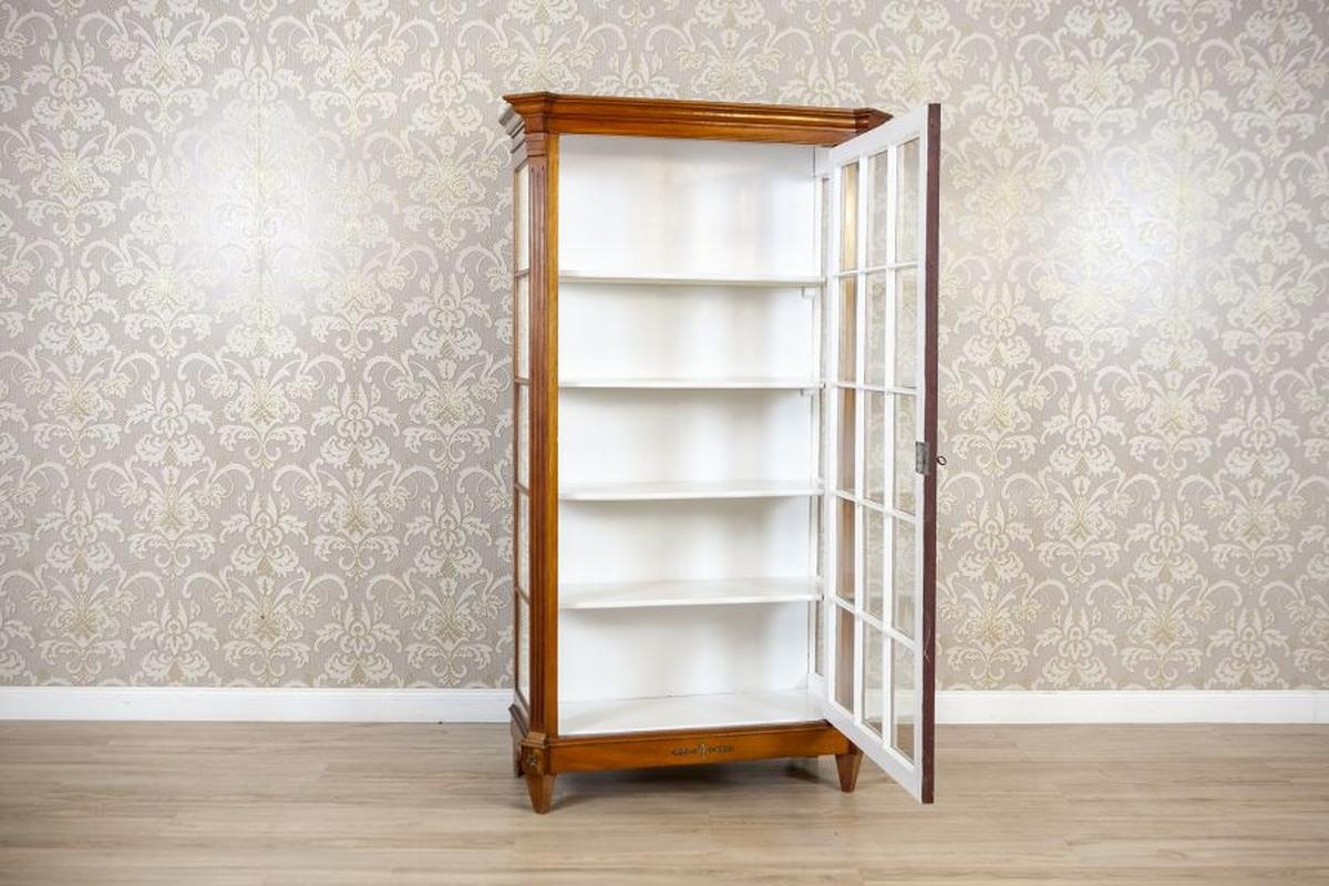 Européen Vitrine en hêtre à un seul battant du milieu du 20ème siècle. 20ème siècle en vente