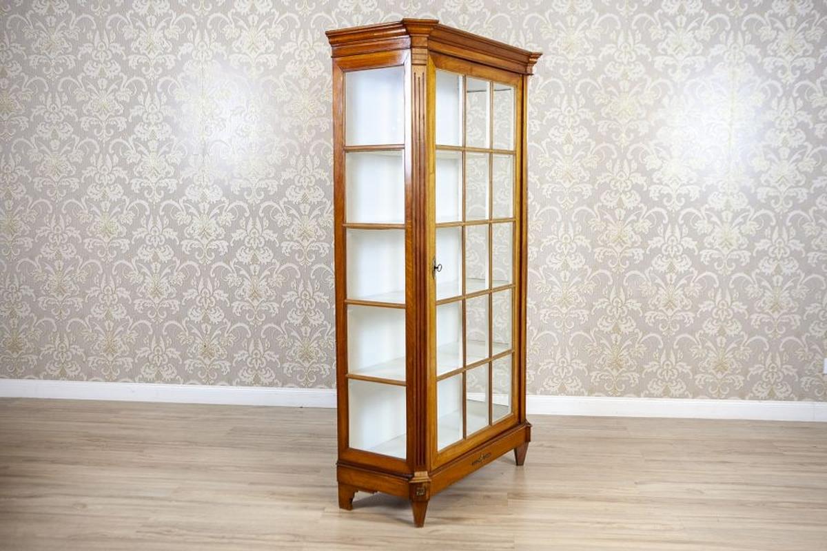 Vitrine en hêtre à un seul battant du milieu du 20ème siècle. 20ème siècle Bon état - En vente à Opole, PL