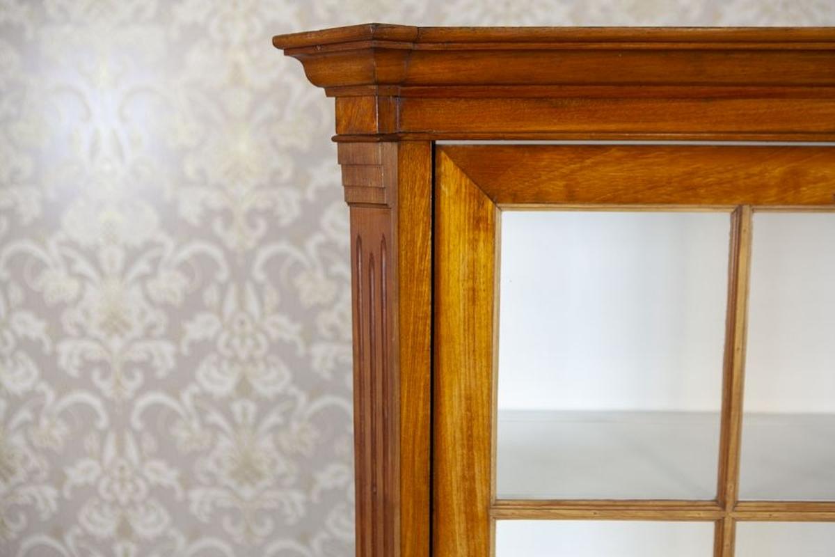 Vitrine en hêtre à un seul battant du milieu du 20ème siècle. 20ème siècle en vente 3