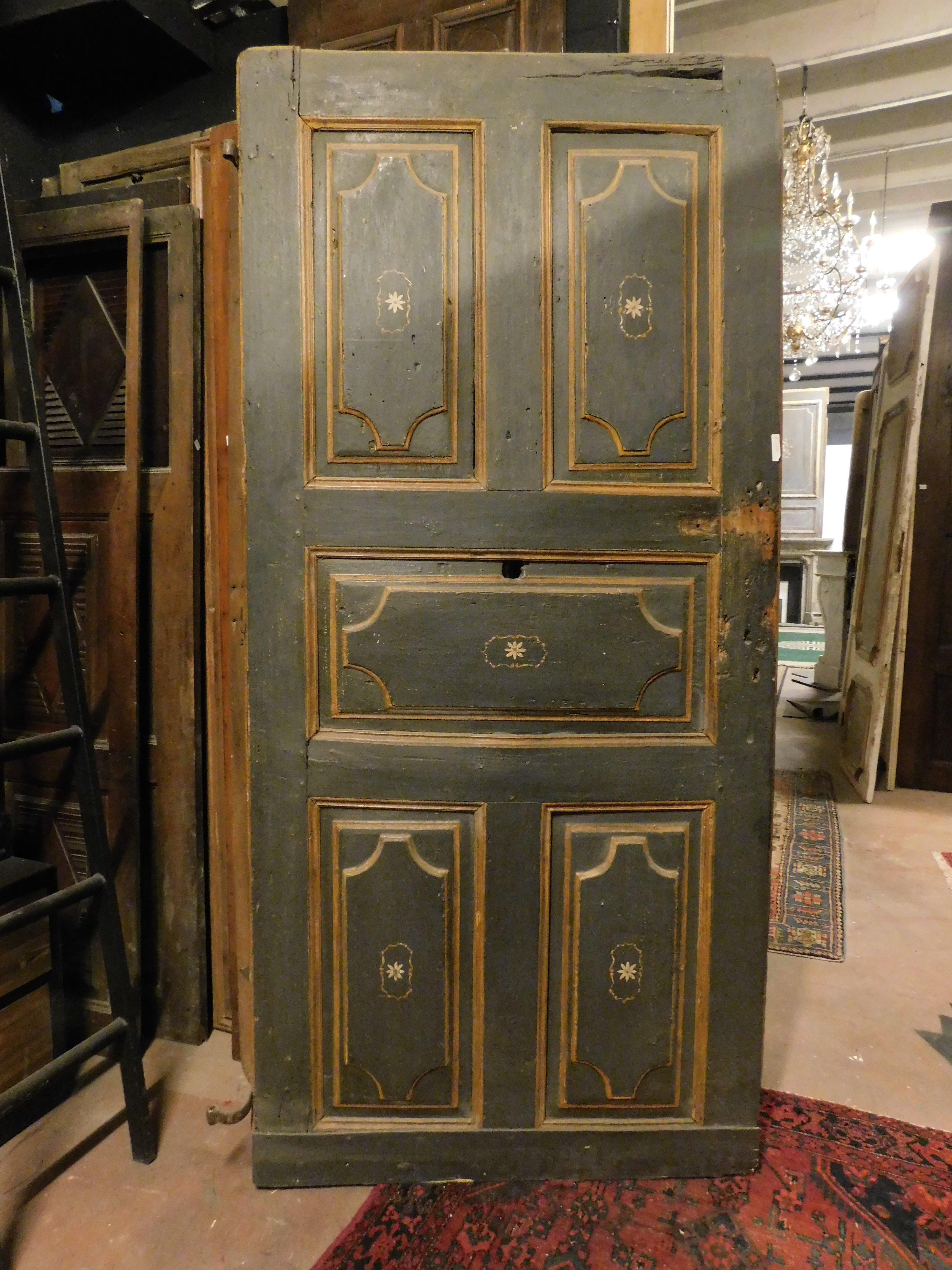 Puerta antigua de una hoja, de madera lacada y pintada a mano con pequeños adornos, puerta interior de cinco hojas pintadas, trasera lisa y lacada, original del siglo XVIII, con hierros para apertura de empuje, origen Italia, sin marco.
Medidas cm
