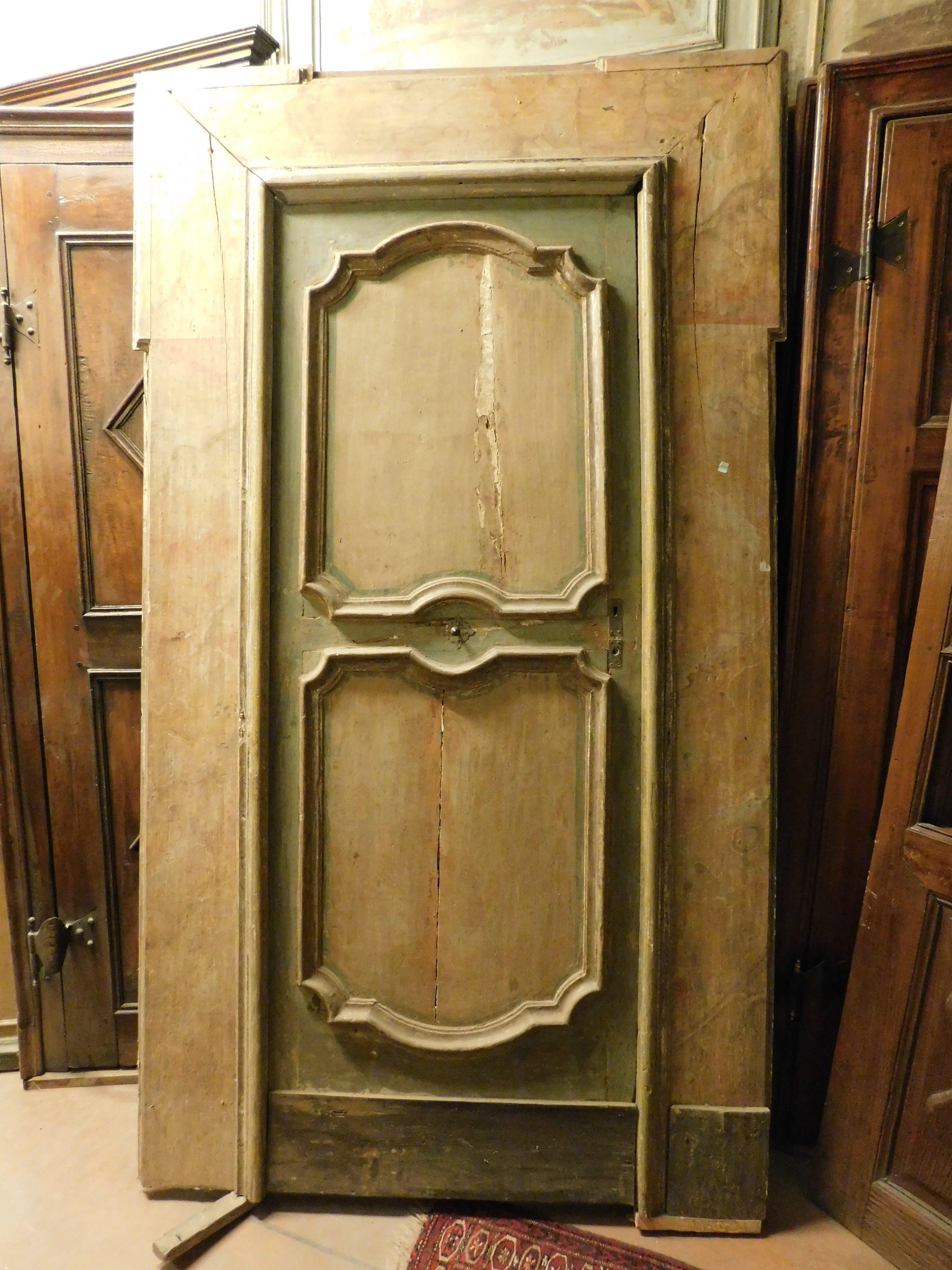 Italiano Porta a un'anta in legno laccato completa di cornice con finto marmo, Italia in vendita