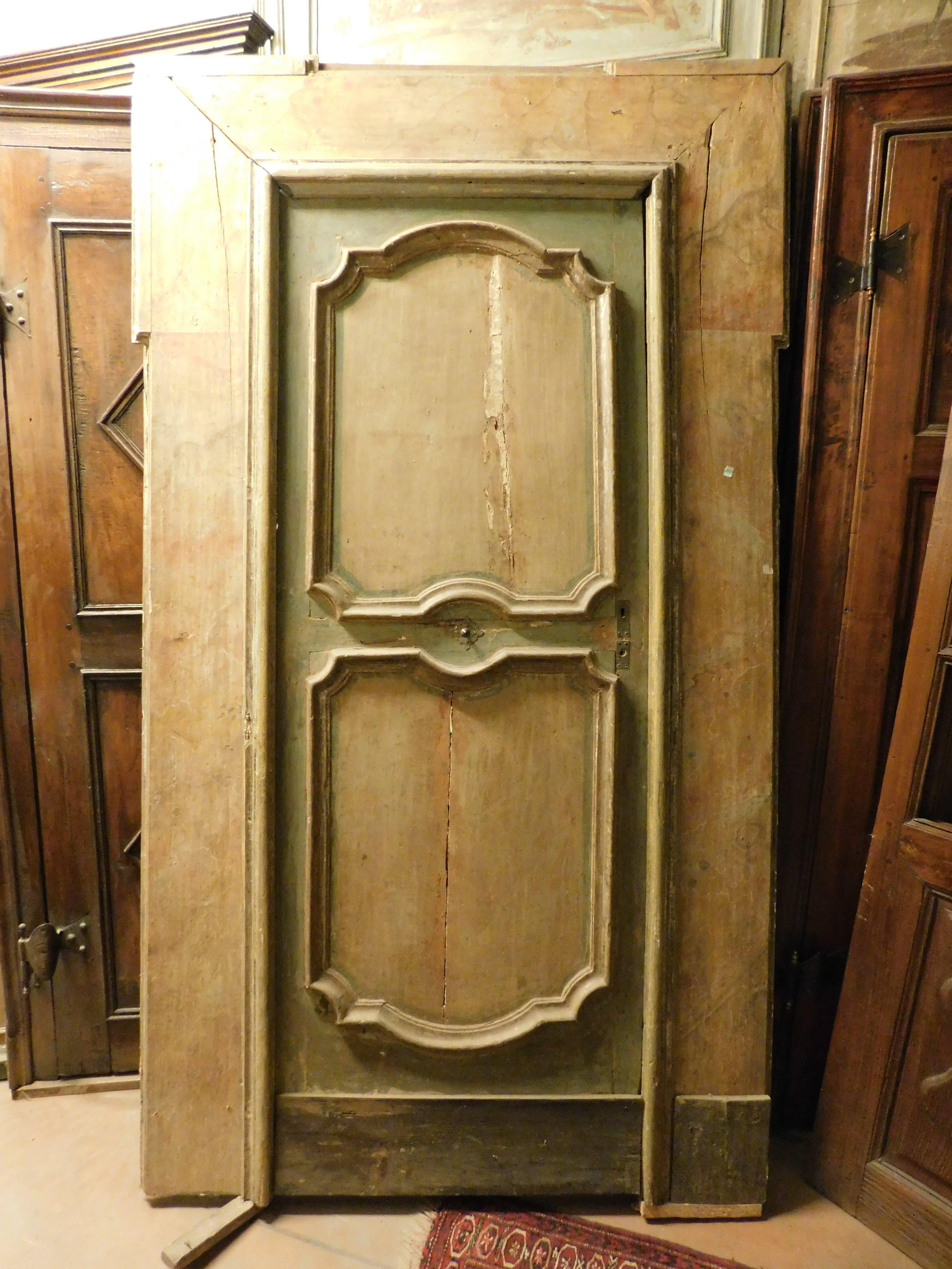 Dipinto a mano Porta a un'anta in legno laccato completa di cornice con finto marmo, Italia in vendita