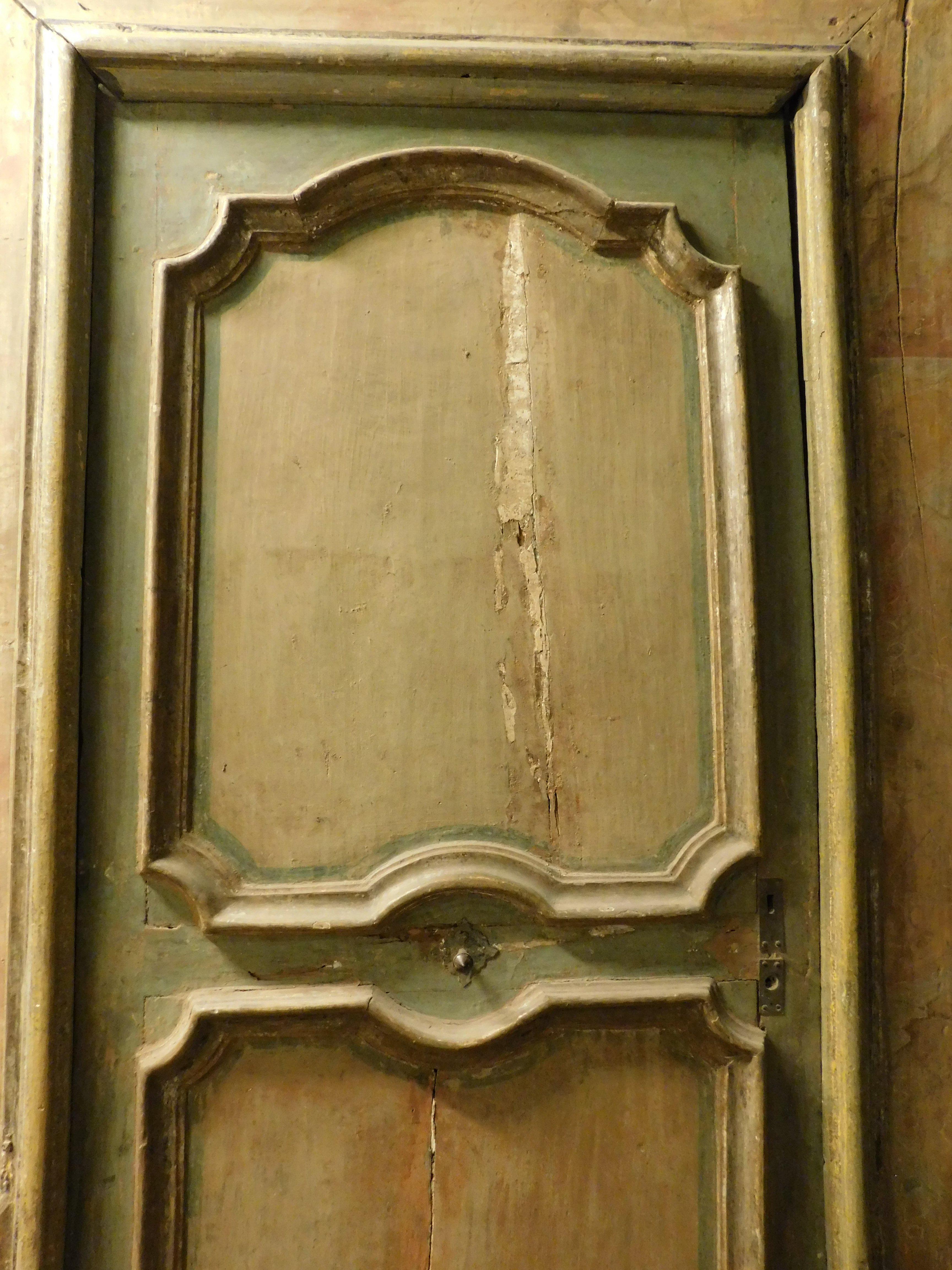 Porta a un'anta in legno laccato completa di cornice con finto marmo, Italia In condizioni buone in vendita a Cuneo, Italy (CN)
