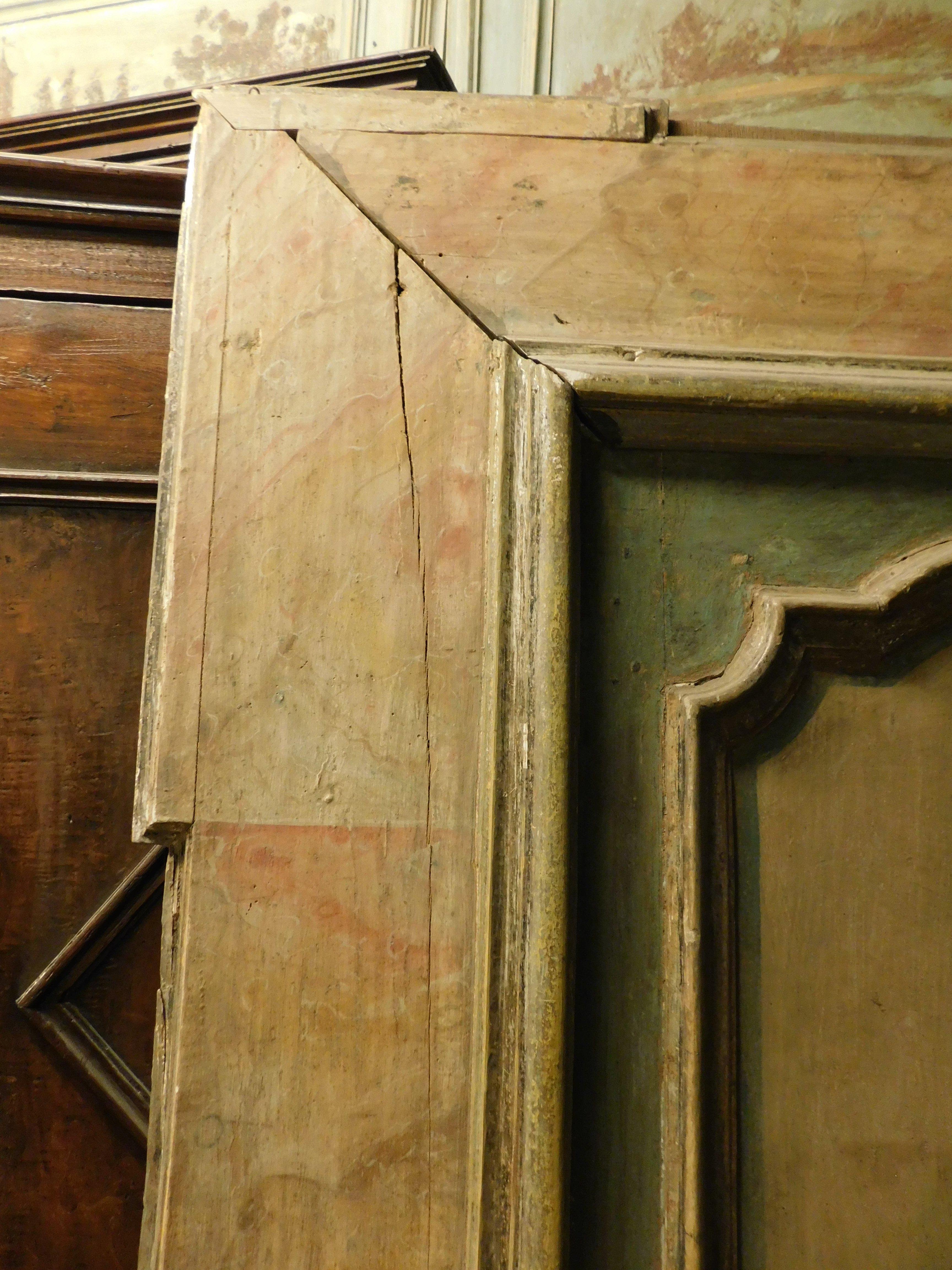 Pioppo Porta a un'anta in legno laccato completa di cornice con finto marmo, Italia in vendita