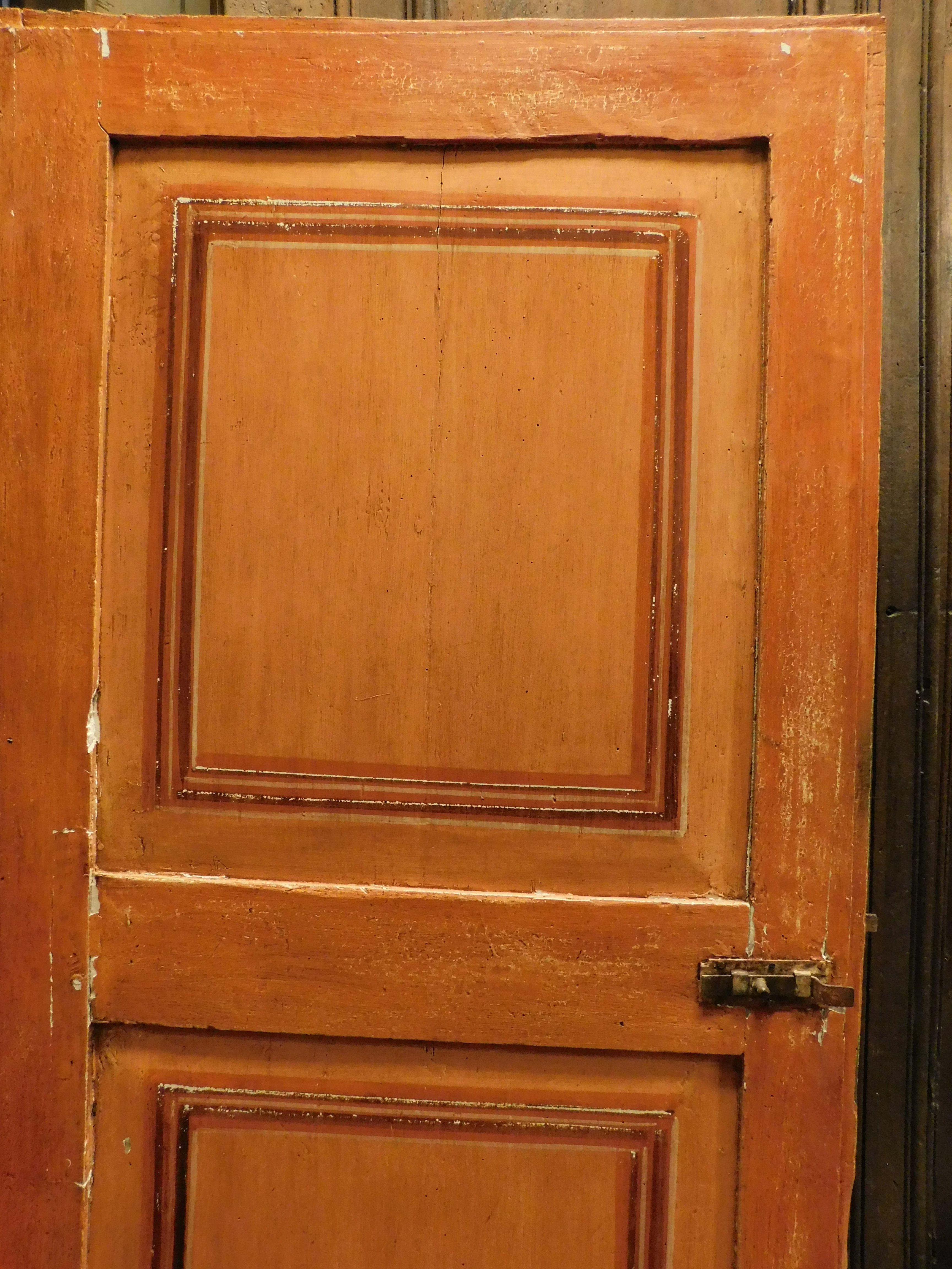 Puerta de una hoja de madera lacada naranja con cuadrados pintados, Italia Álamo en venta