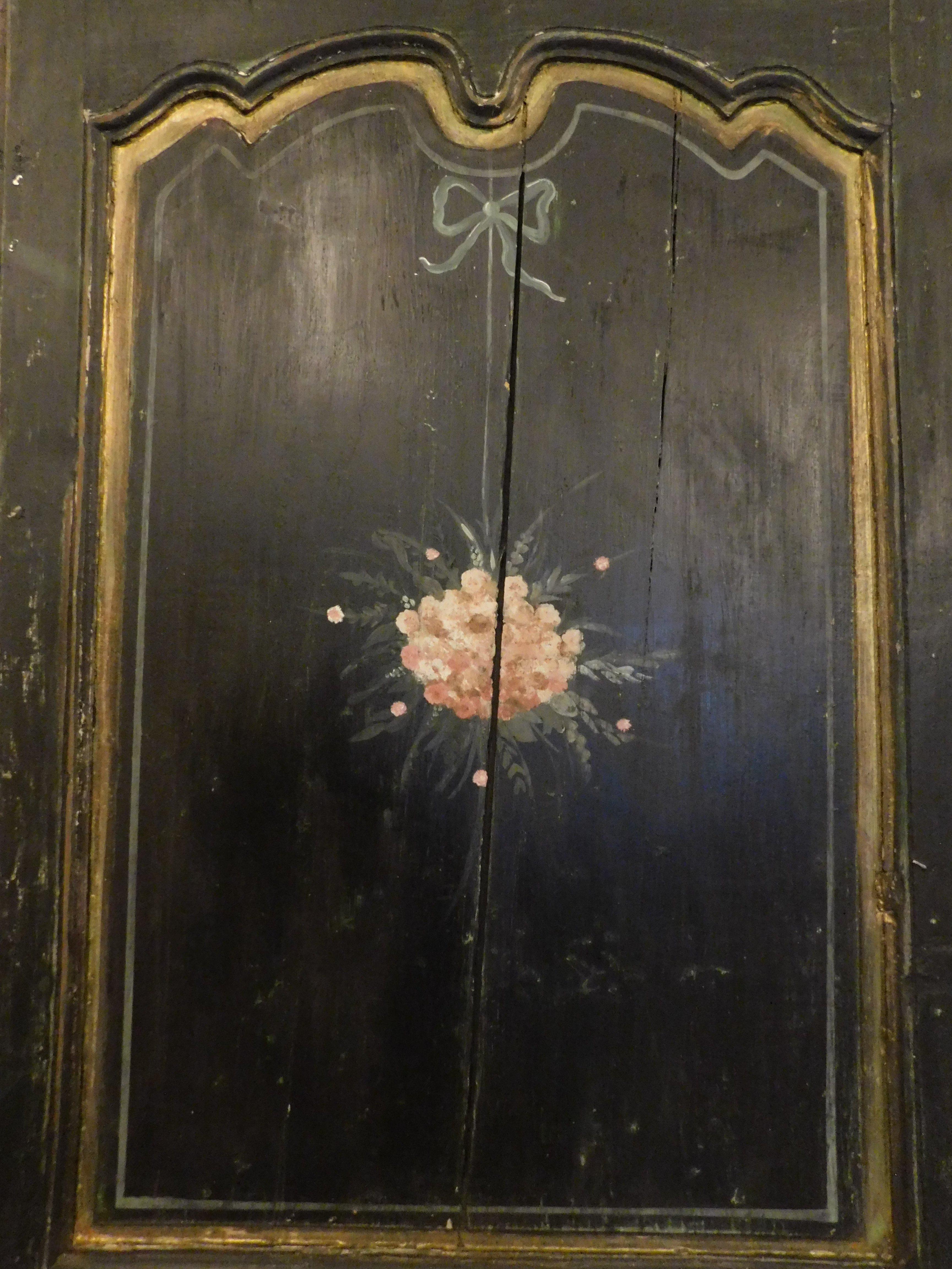 Puerta de una hoja lacada y pintada con adornos florales y un pájaro, Italia en venta 3