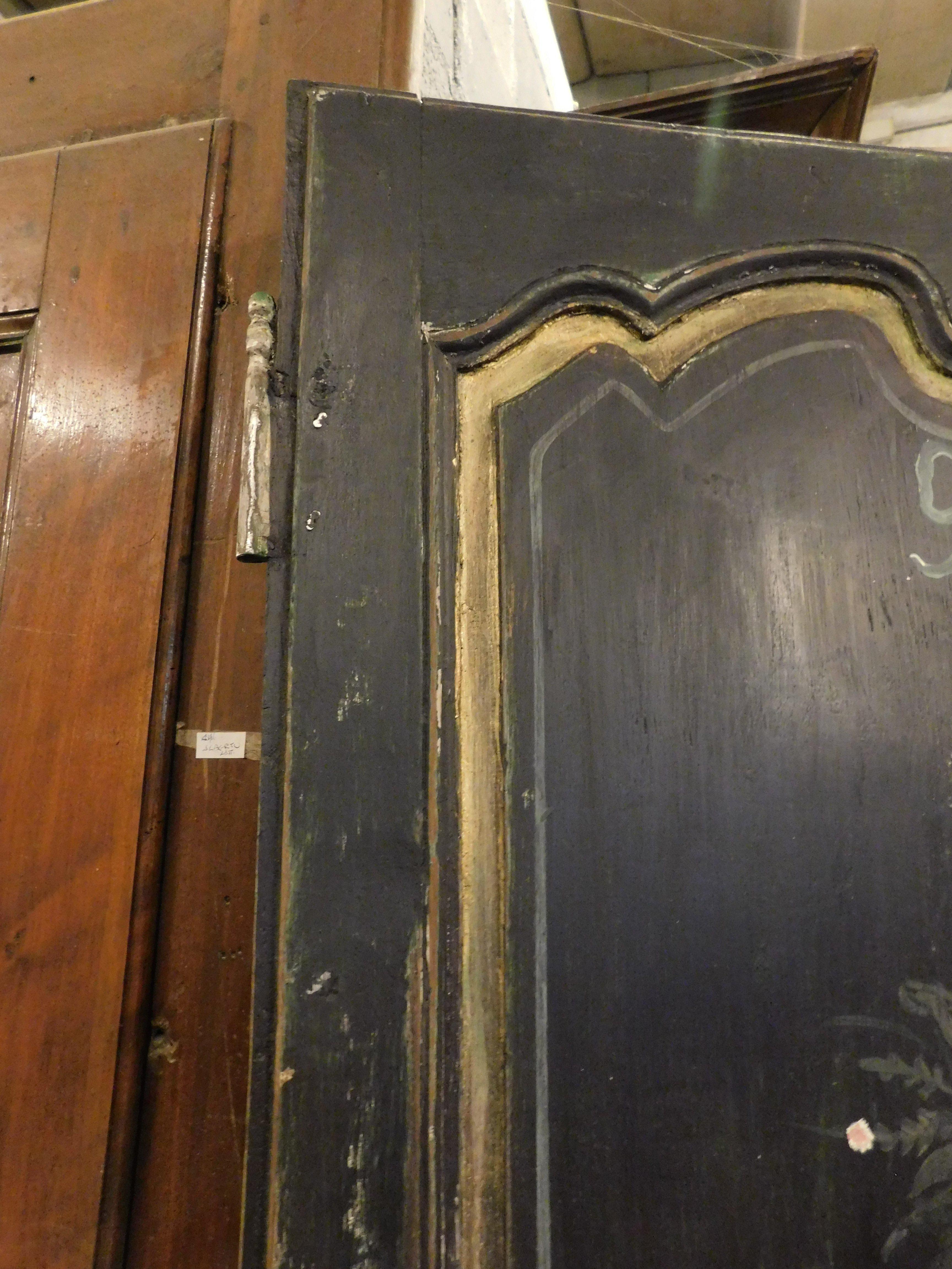 Puerta de una hoja lacada y pintada con adornos florales y un pájaro, Italia en venta 4