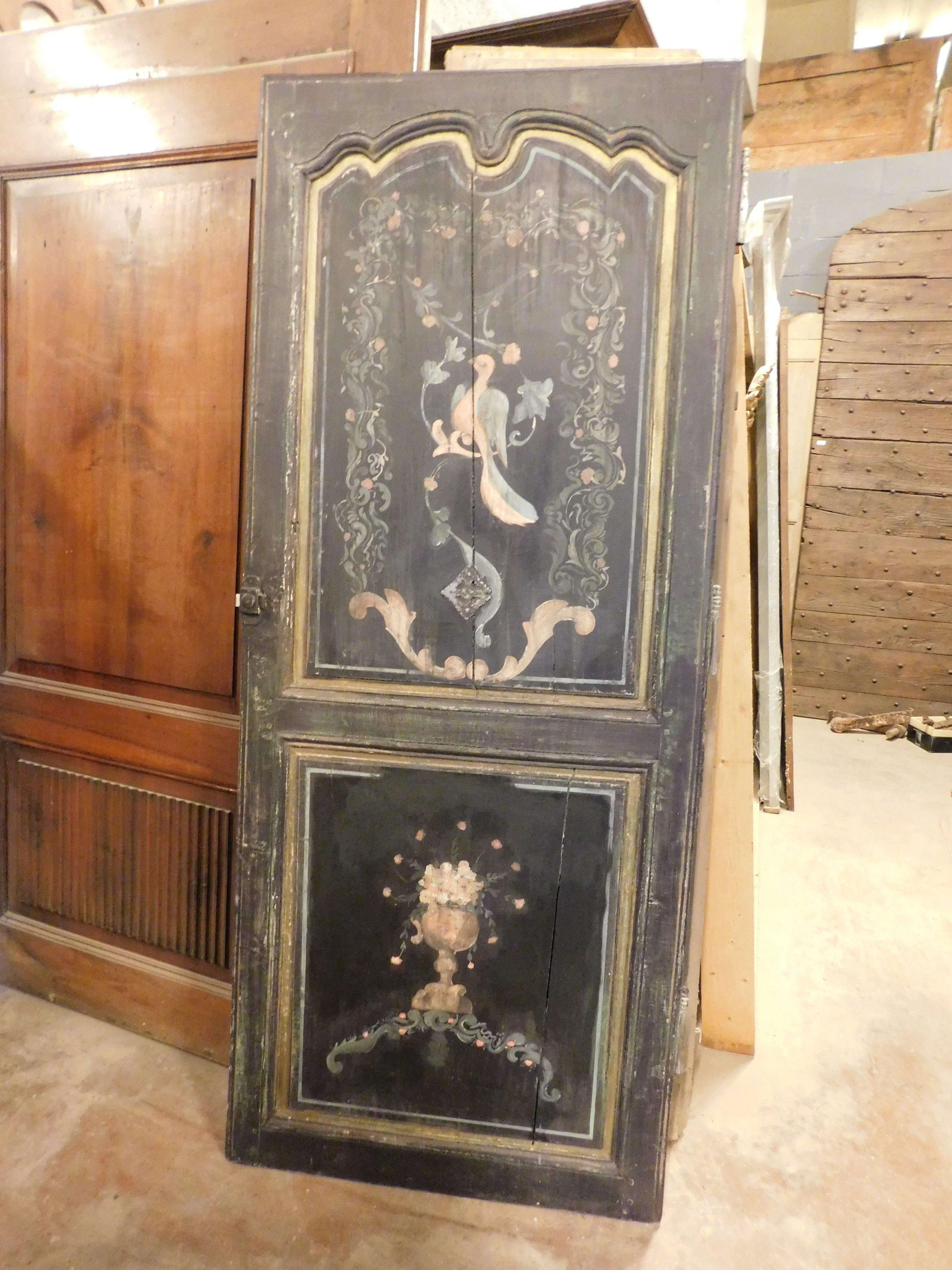 Antigua puerta antqiue de una sola hoja lacada y ricamente pintada con adornos florales y un pájaro sobre fondo negro. Compuesta de dos paneles pintados con adornos florales con un gracioso pájaro en el panel superior. Puerta de doble hoja: parte