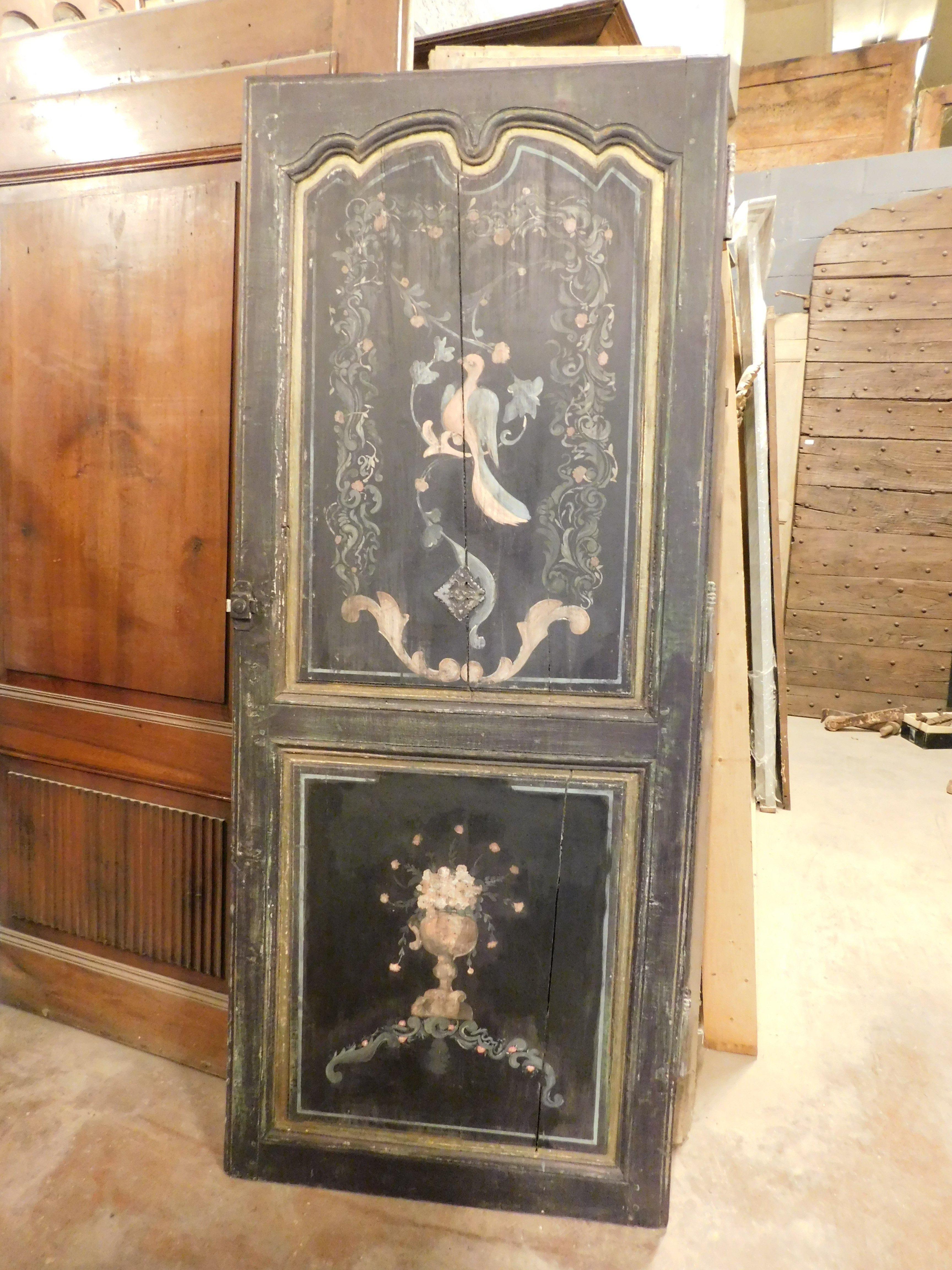 Puerta de una hoja lacada y pintada con adornos florales y un pájaro, Italia Italiano en venta