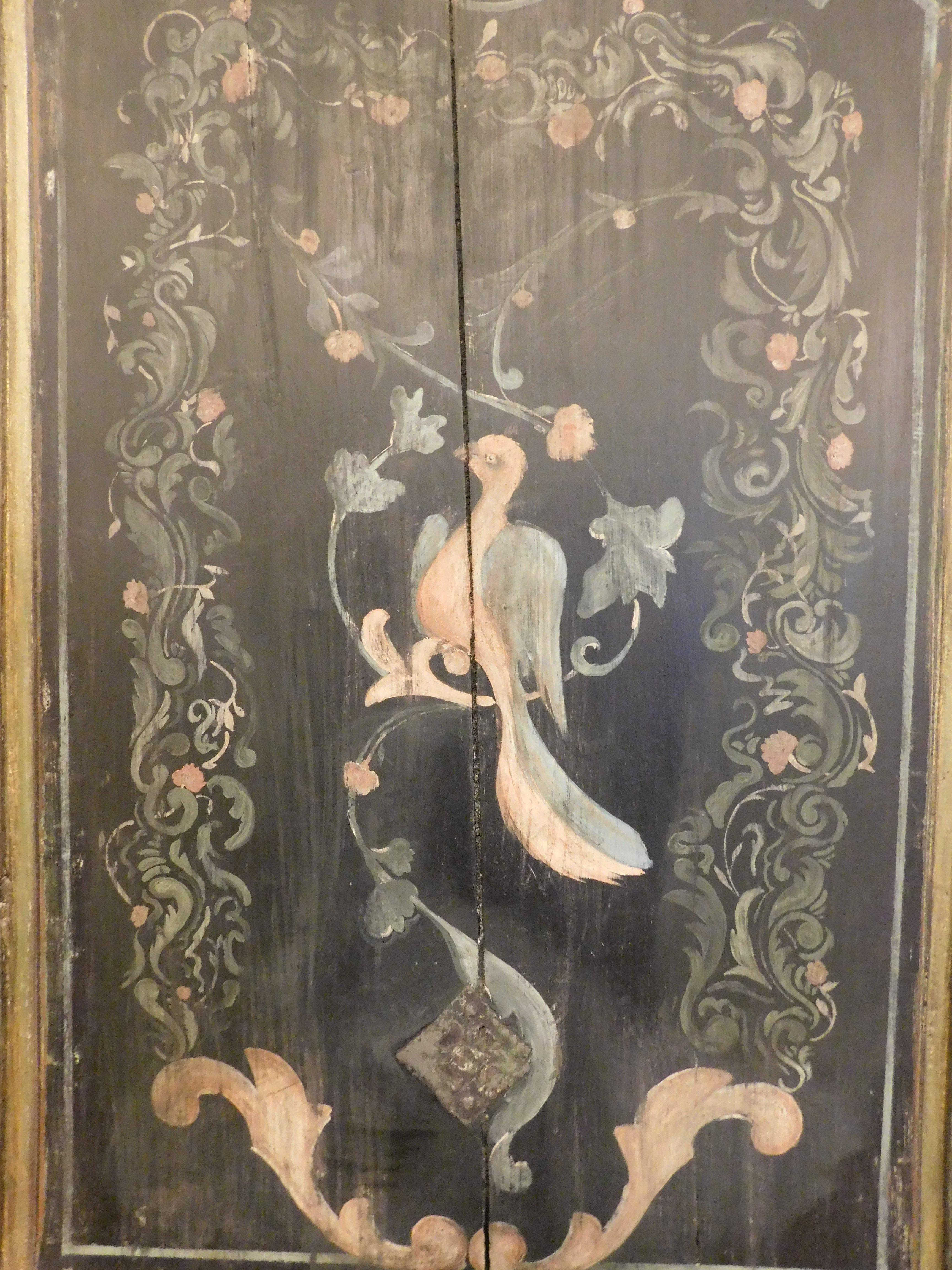 Puerta de una hoja lacada y pintada con adornos florales y un pájaro, Italia Pintado a mano en venta