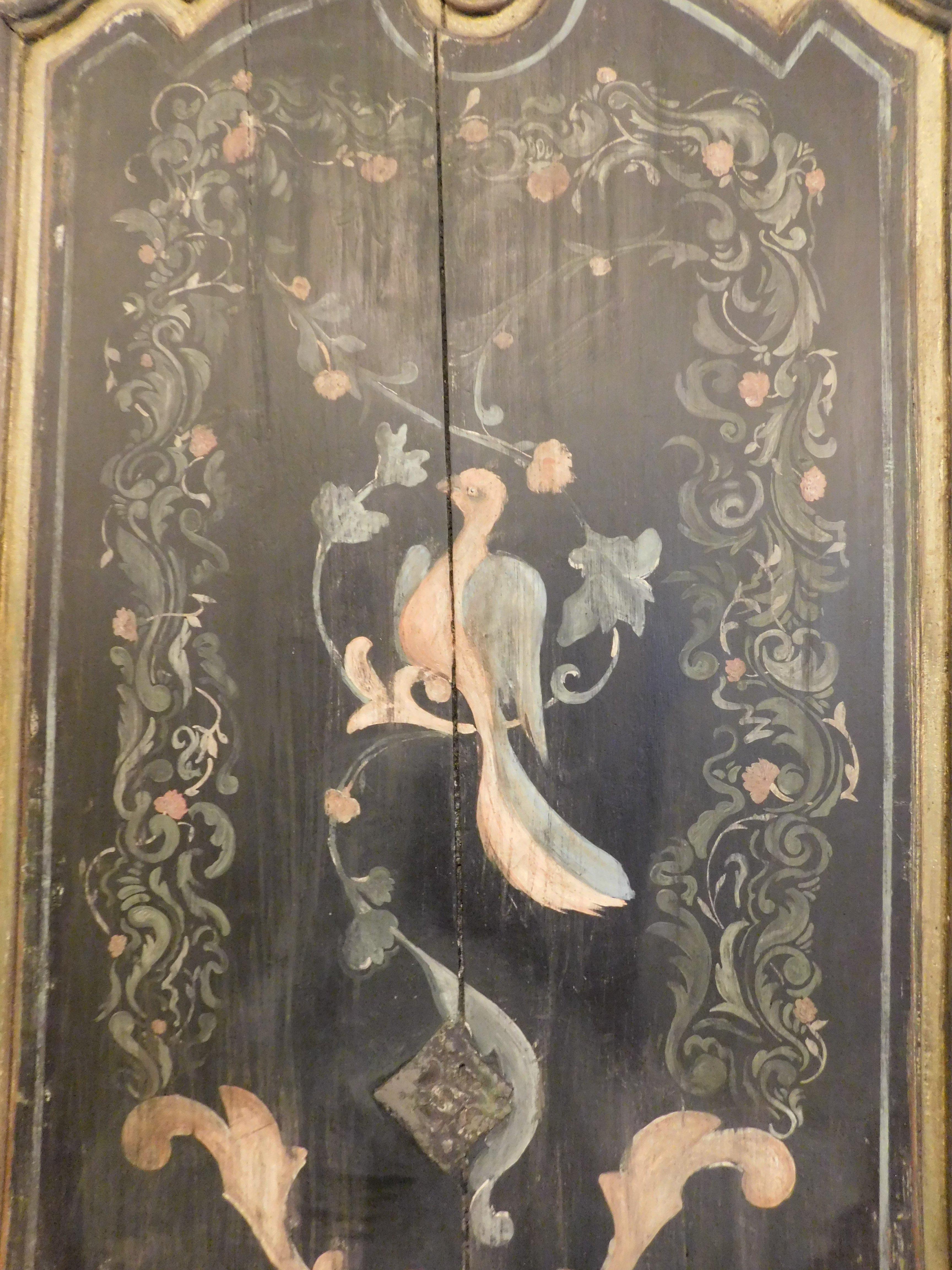 Puerta de una hoja lacada y pintada con adornos florales y un pájaro, Italia siglo XVIII y antes en venta