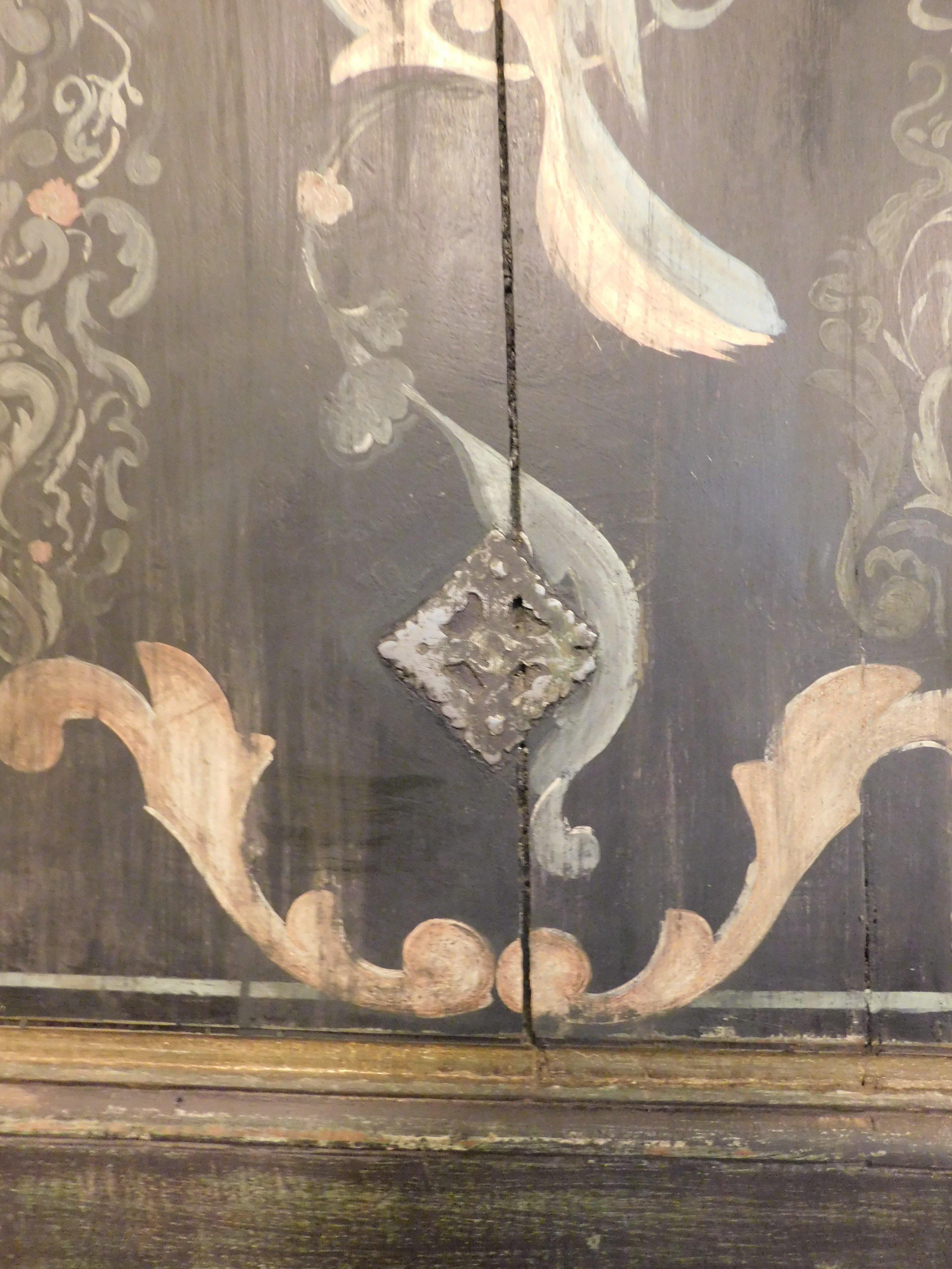 Puerta de una hoja lacada y pintada con adornos florales y un pájaro, Italia Roble en venta
