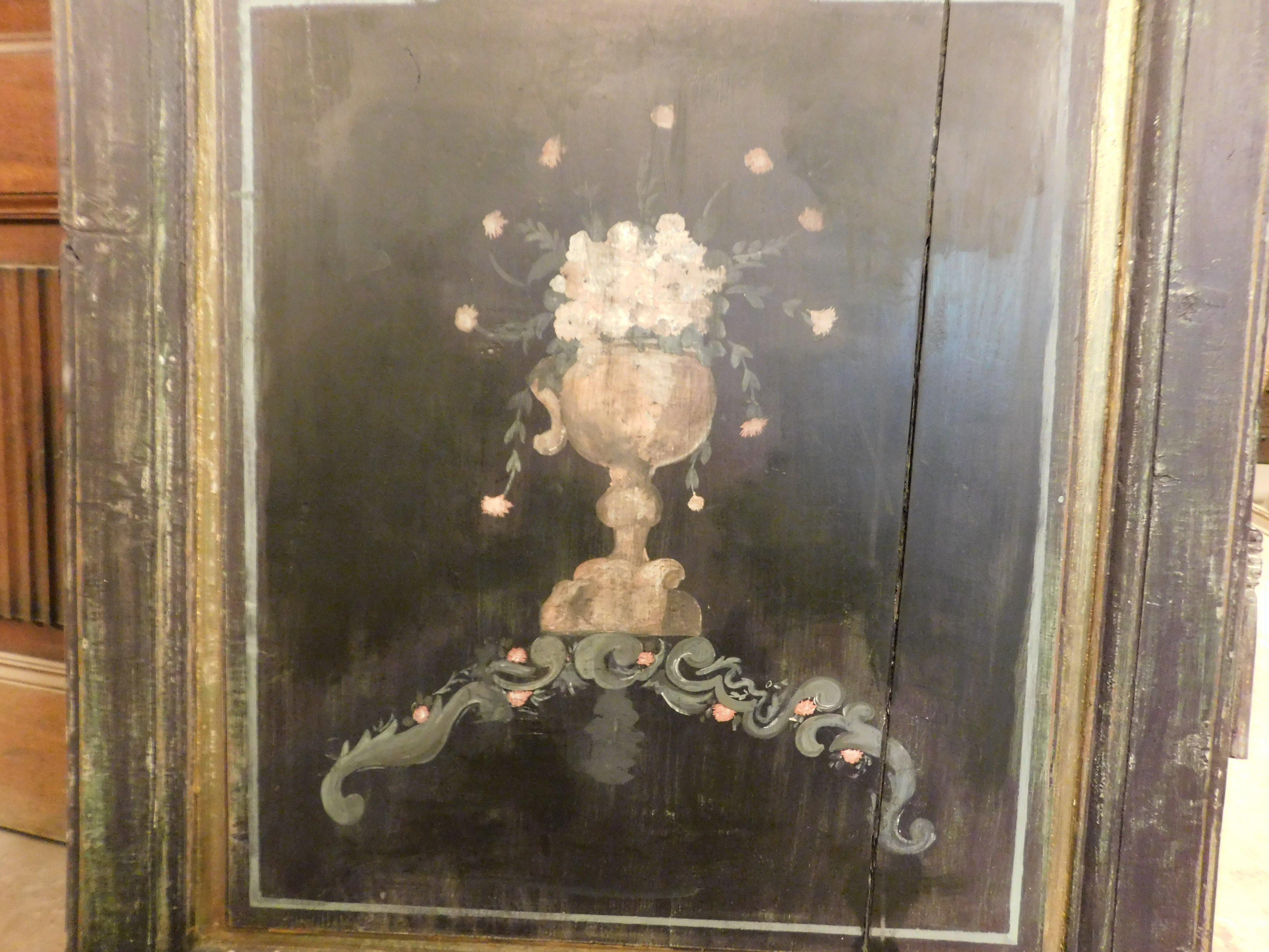 Puerta de una hoja lacada y pintada con adornos florales y un pájaro, Italia en venta 1