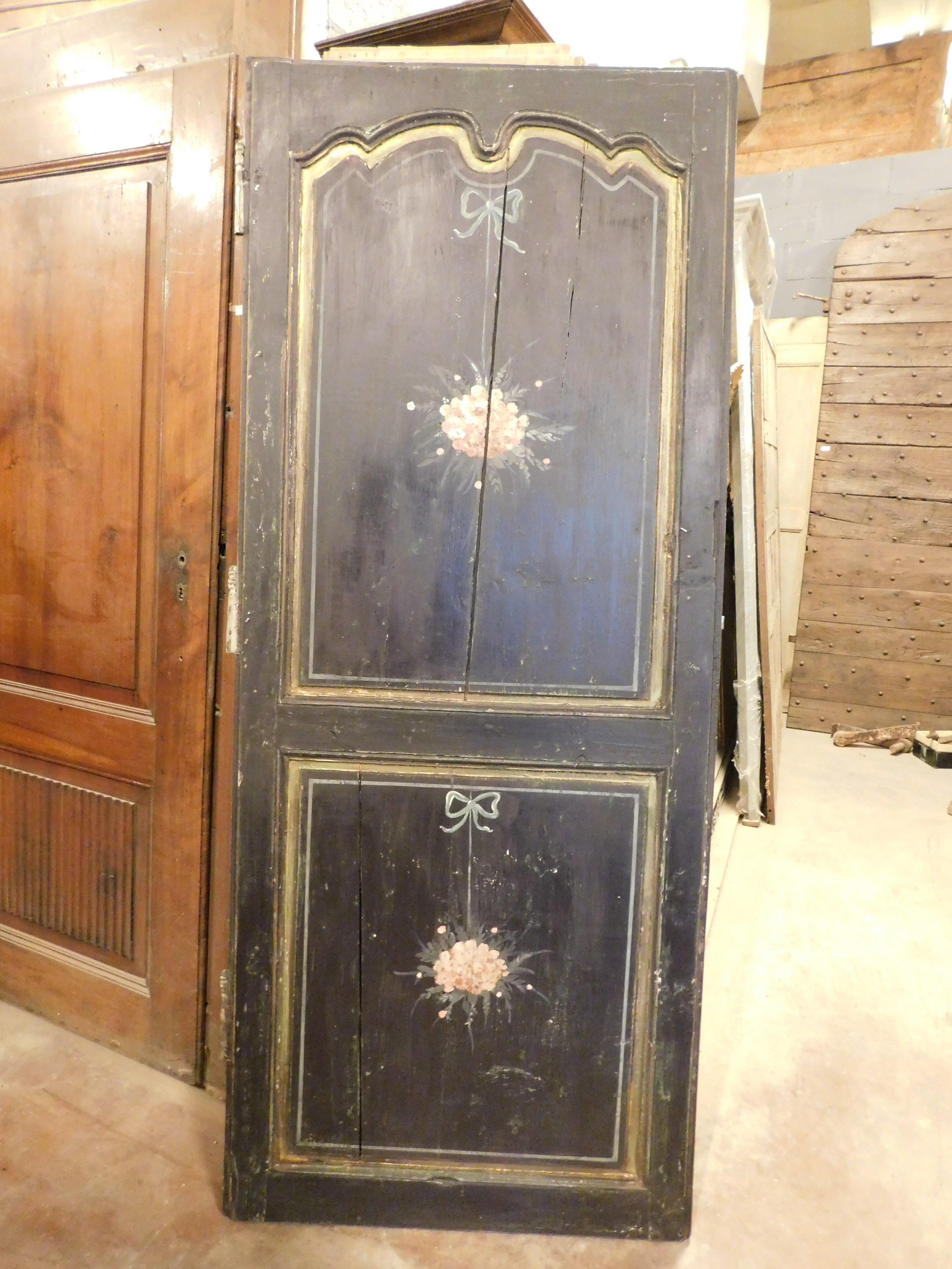 Puerta de una hoja lacada y pintada con adornos florales y un pájaro, Italia en venta 2