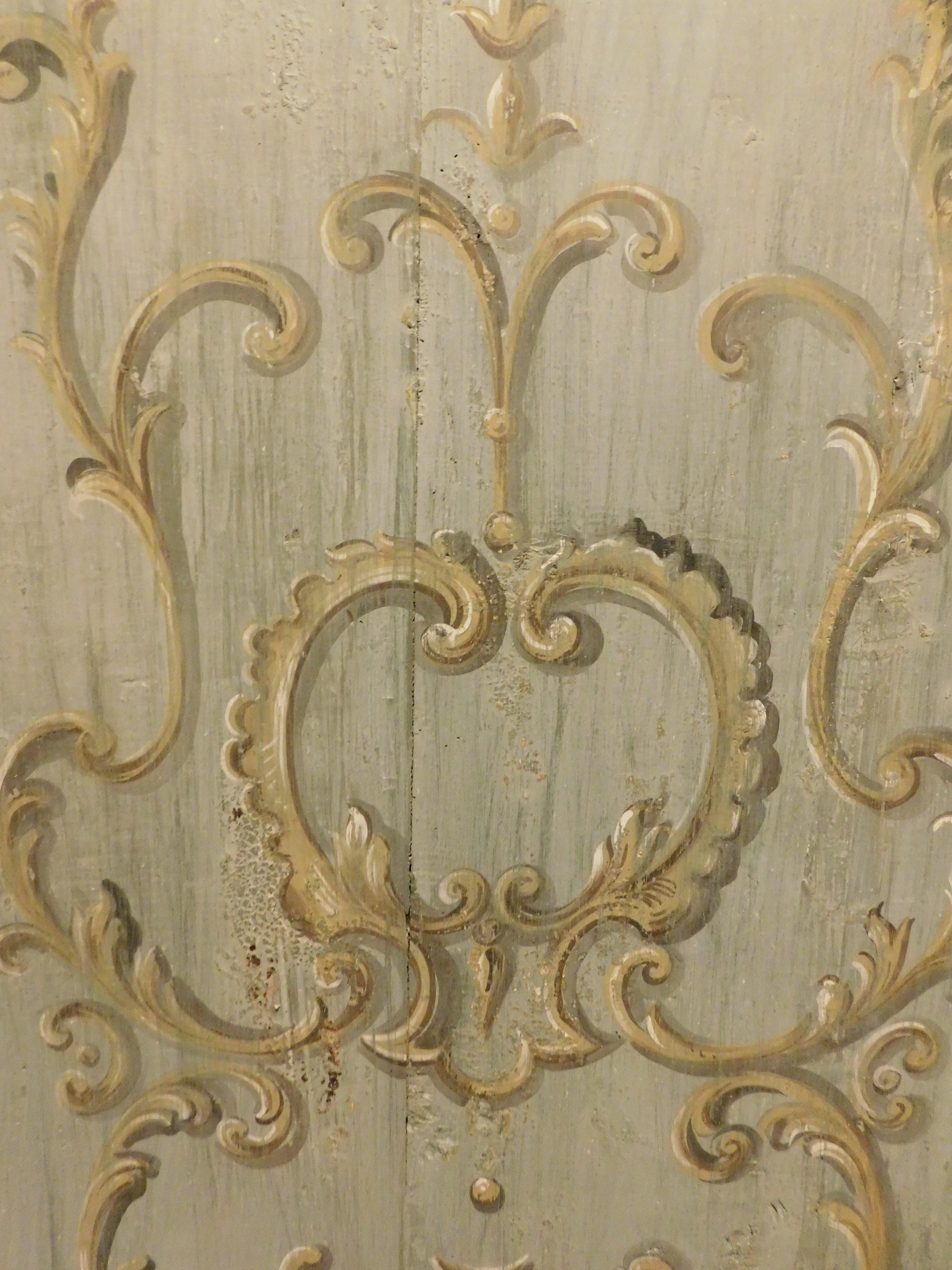 Puerta de una hoja, madera ricamente pintada completa con marco original, Italia siglo XVIII y antes en venta