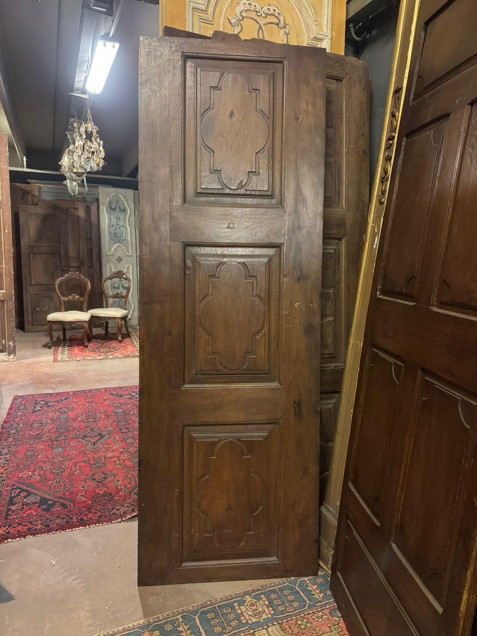 Puerta interior de una hoja, con paneles de nogal tallado, Italia Italiano en venta