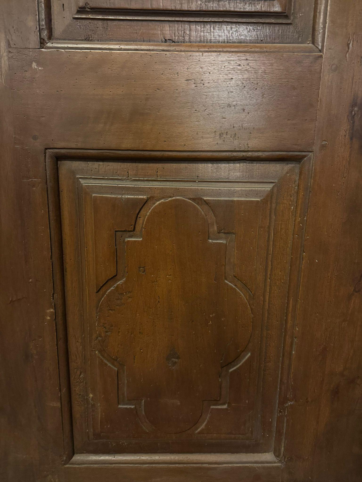 Puerta interior de una hoja, con paneles de nogal tallado, Italia en Bueno estado para la venta en Cuneo, Italy (CN)