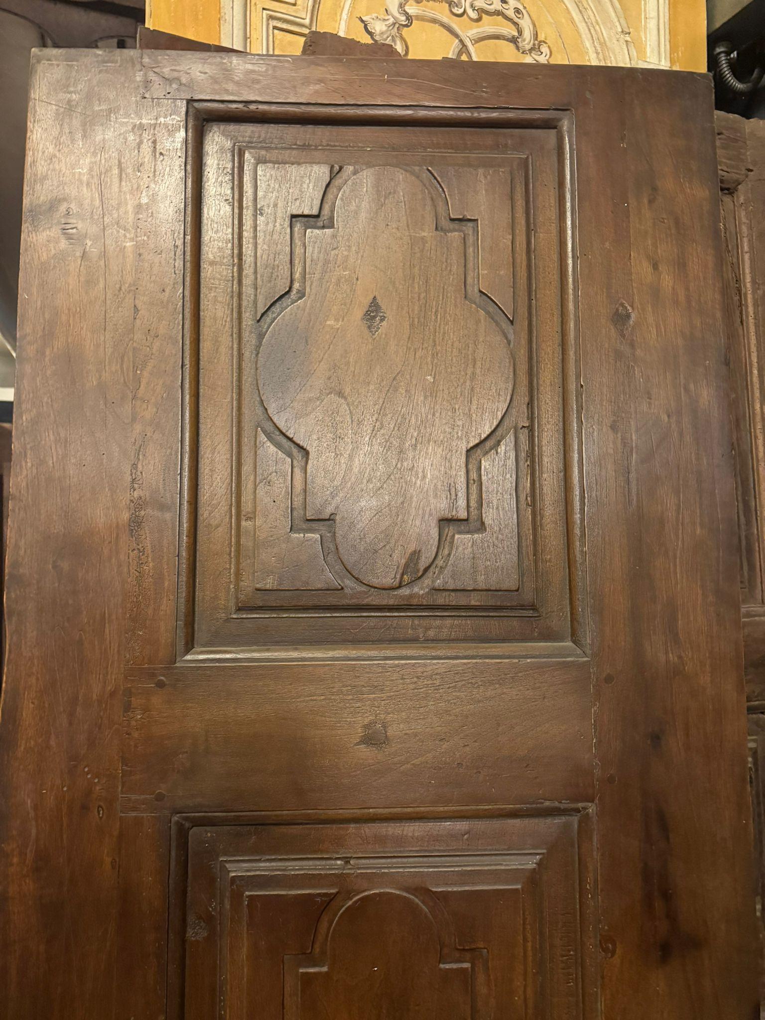 Puerta interior de una hoja, con paneles de nogal tallado, Italia siglo XVIII y antes en venta