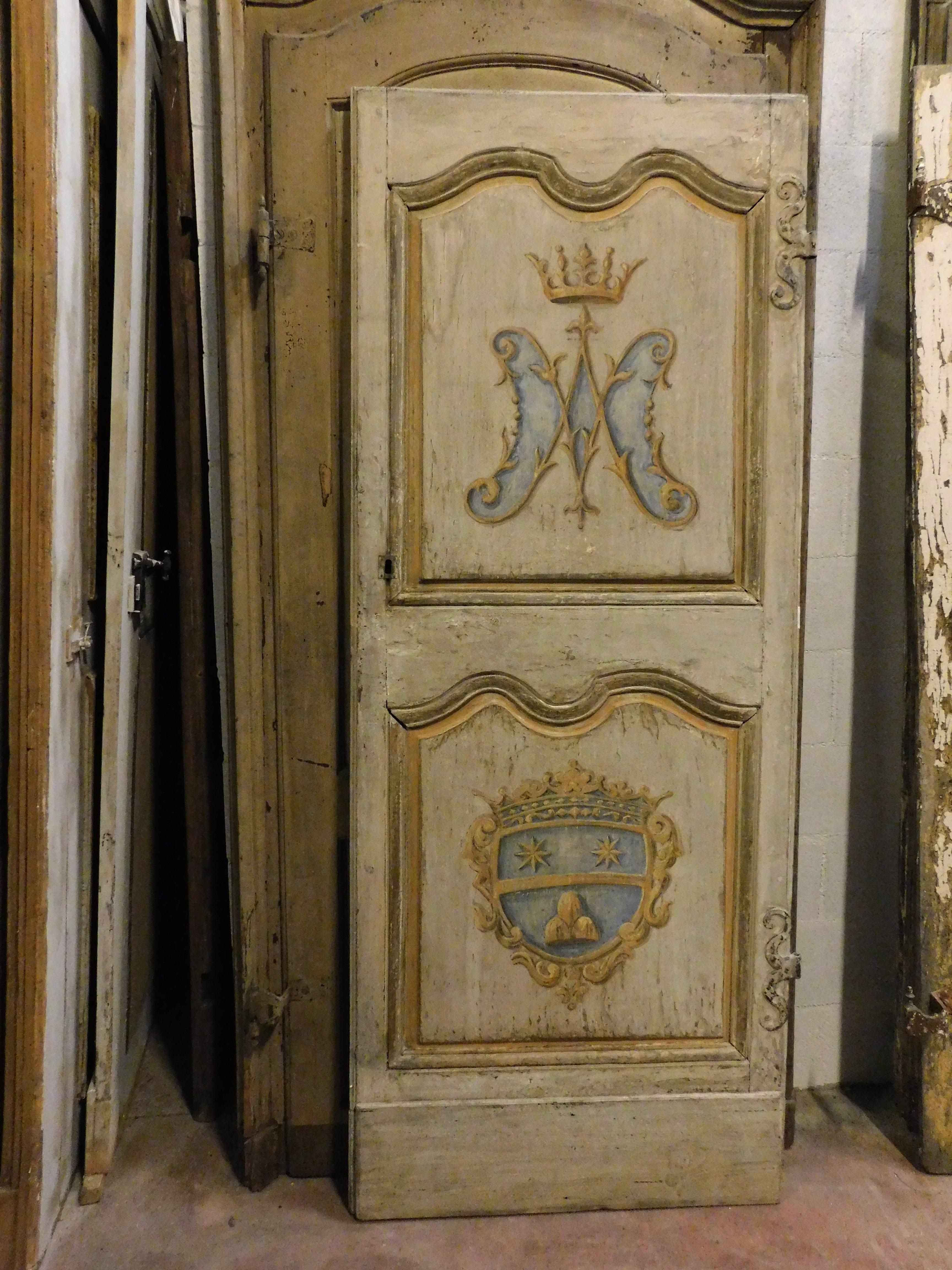 Puerta de una hoja de madera maciza lacada y pintada, Italia Italiano en venta