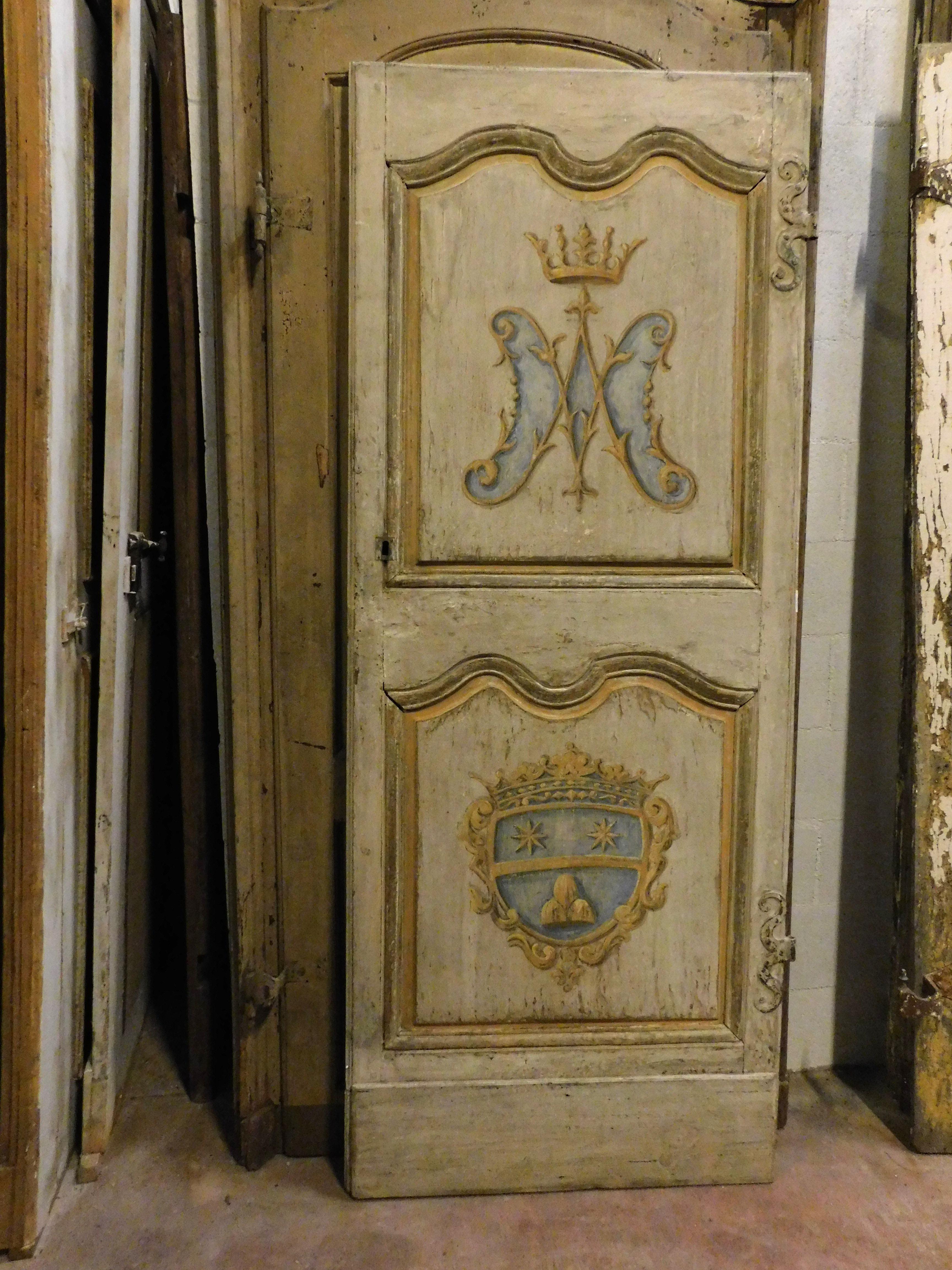 Puerta de una hoja de madera maciza lacada y pintada, Italia Pintado a mano en venta
