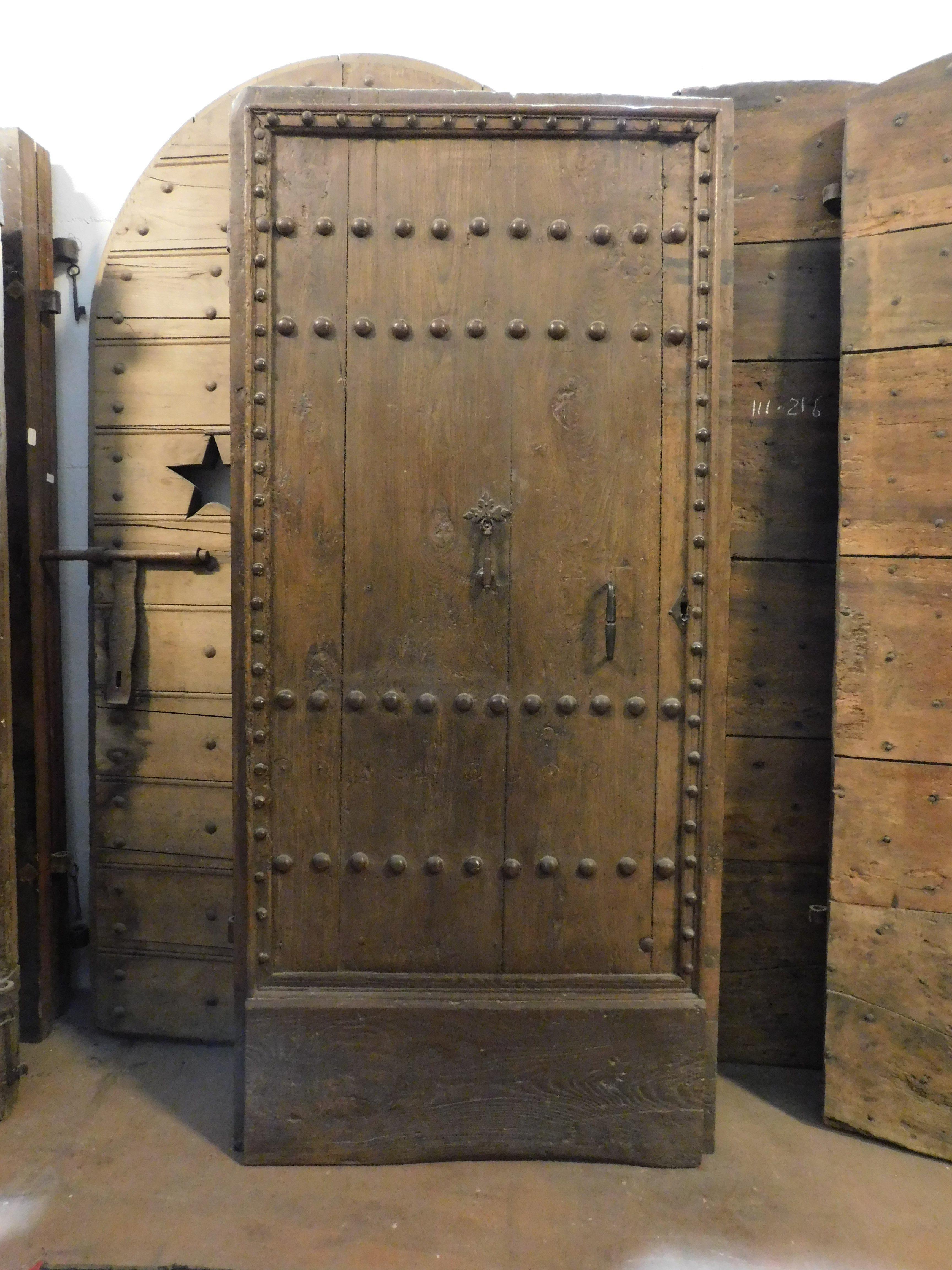 Single-leaf nailed entrance main door, in chestnut wood, Italy In Good Condition For Sale In Cuneo, Italy (CN)