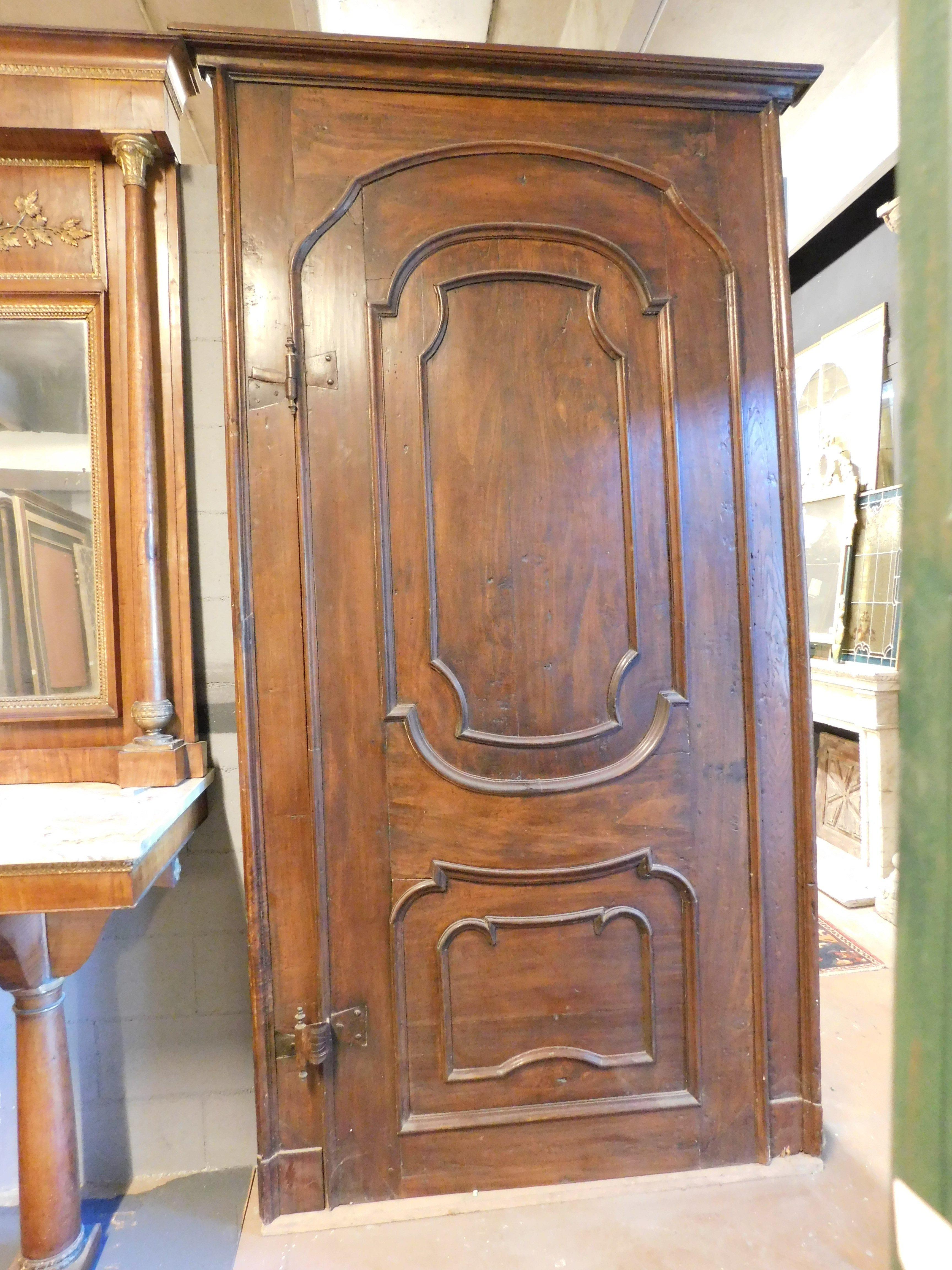 Antique interior door, made of solid poplar wood with one leaf, arched upper part with carved internal panel, complete with original frame and irons.
Pull opening, to the left. Original from the 18th century, originating in Italy.
Maximum dimensions