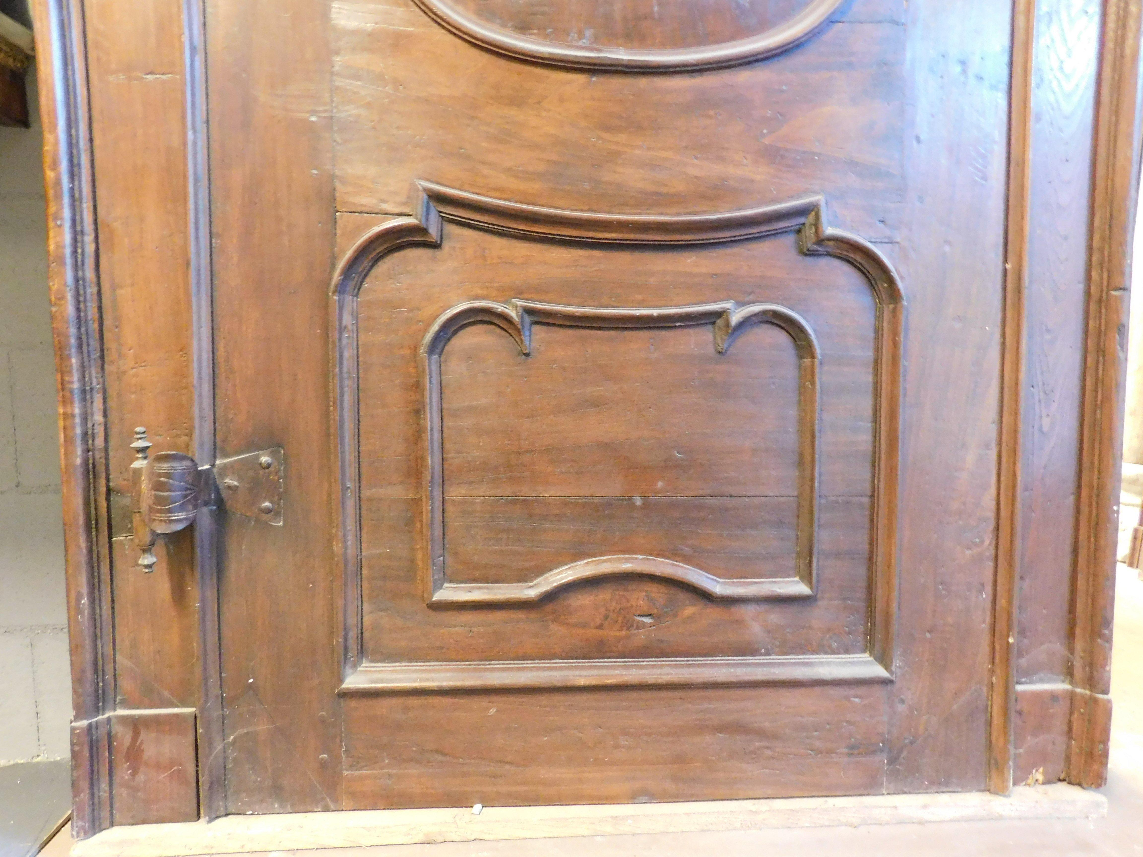 Single-leaf poplar door with arched panel and carved panel, Italy In Good Condition For Sale In Cuneo, Italy (CN)