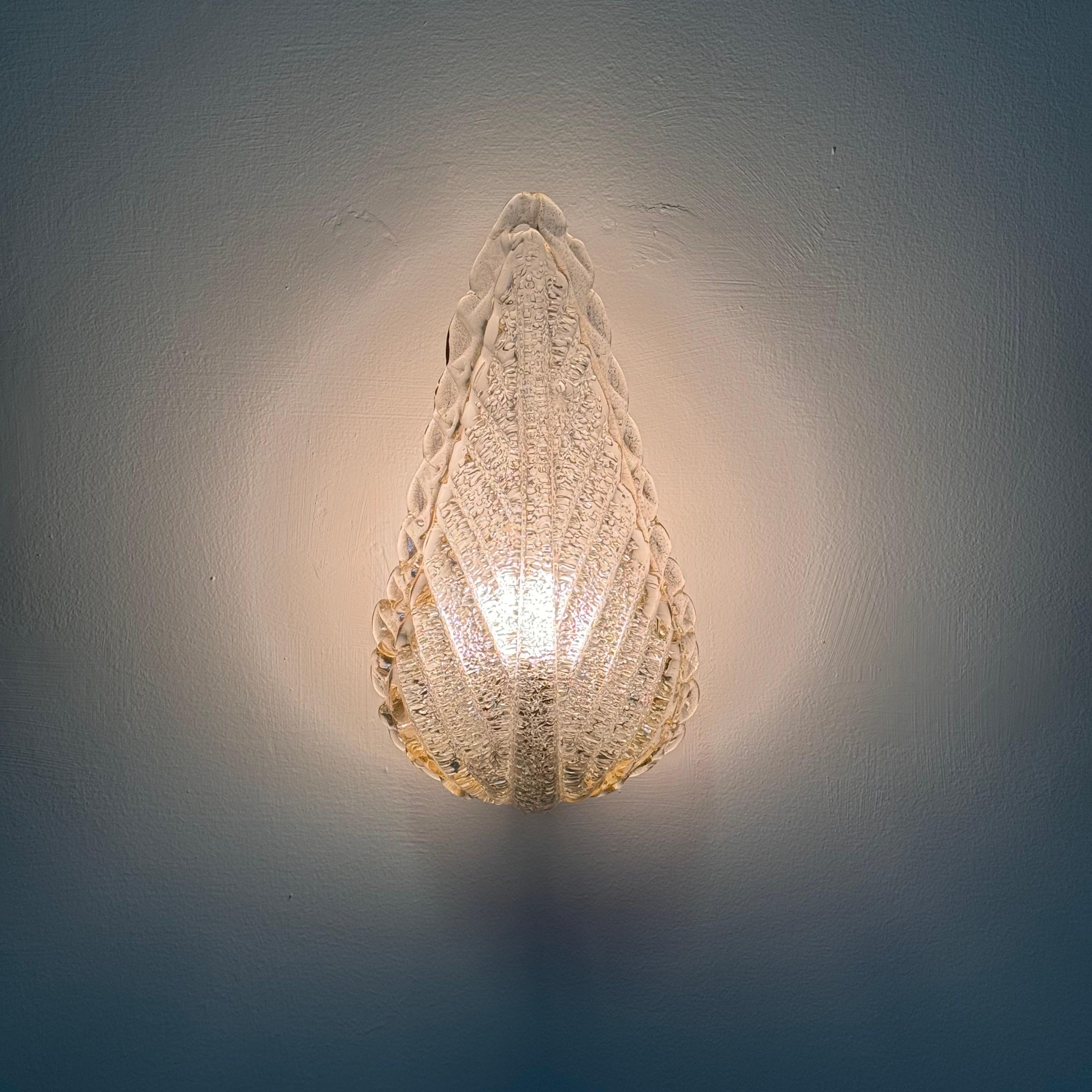 Large Single Leaf Wall Sconce in Murano Pulegoso Glass with Gold Accents by Barovier & Toso, 1950s. This exquisite piece, labeled and authenticated, epitomizes the elegance and artistry of mid-century Murano glassmaking. The leaf-shaped design is