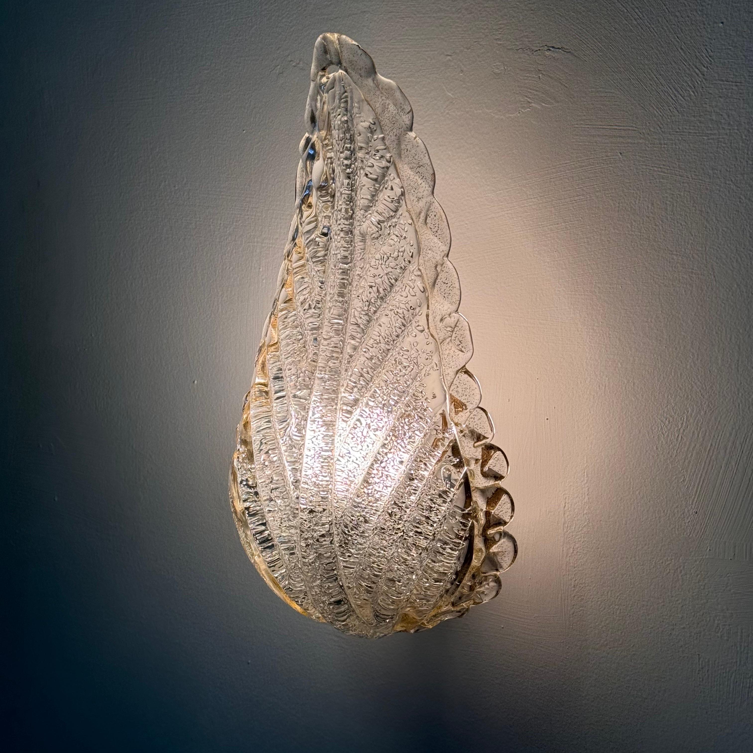 Mid-Century Modern Single Leaf Sconce in Pulegoso Glass with Gold Accents by Barovier & Toso, 1950s For Sale