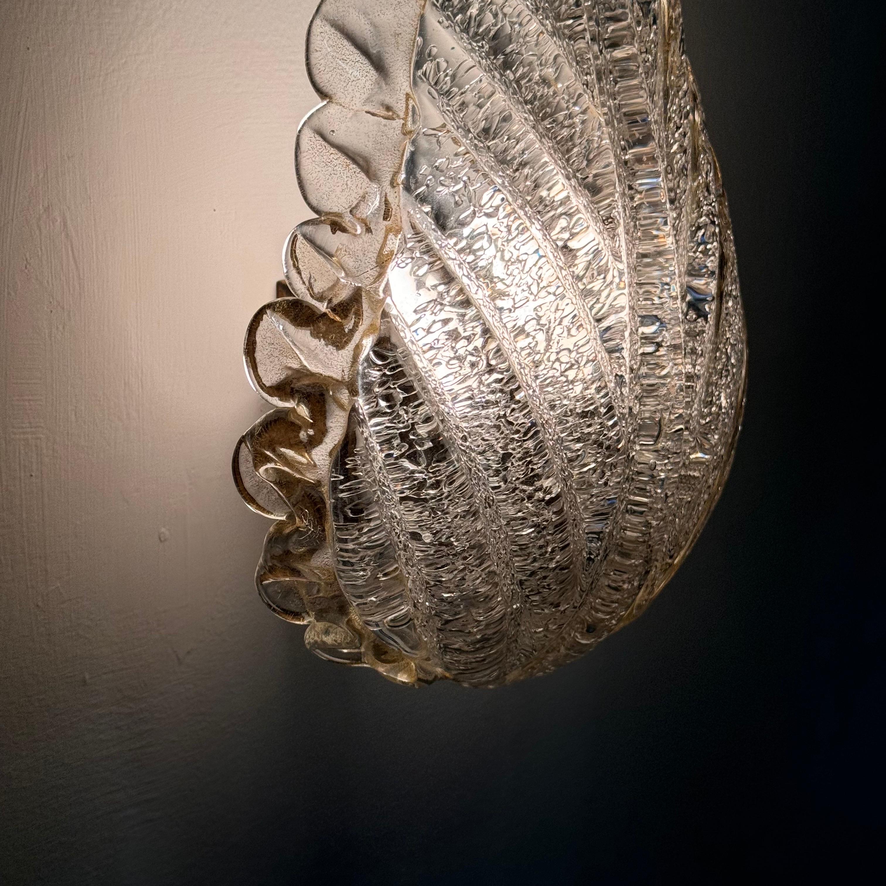 Single Leaf Sconce in Pulegoso Glass with Gold Accents by Barovier & Toso, 1950s In Good Condition For Sale In Bagnolo Mella, Brescia