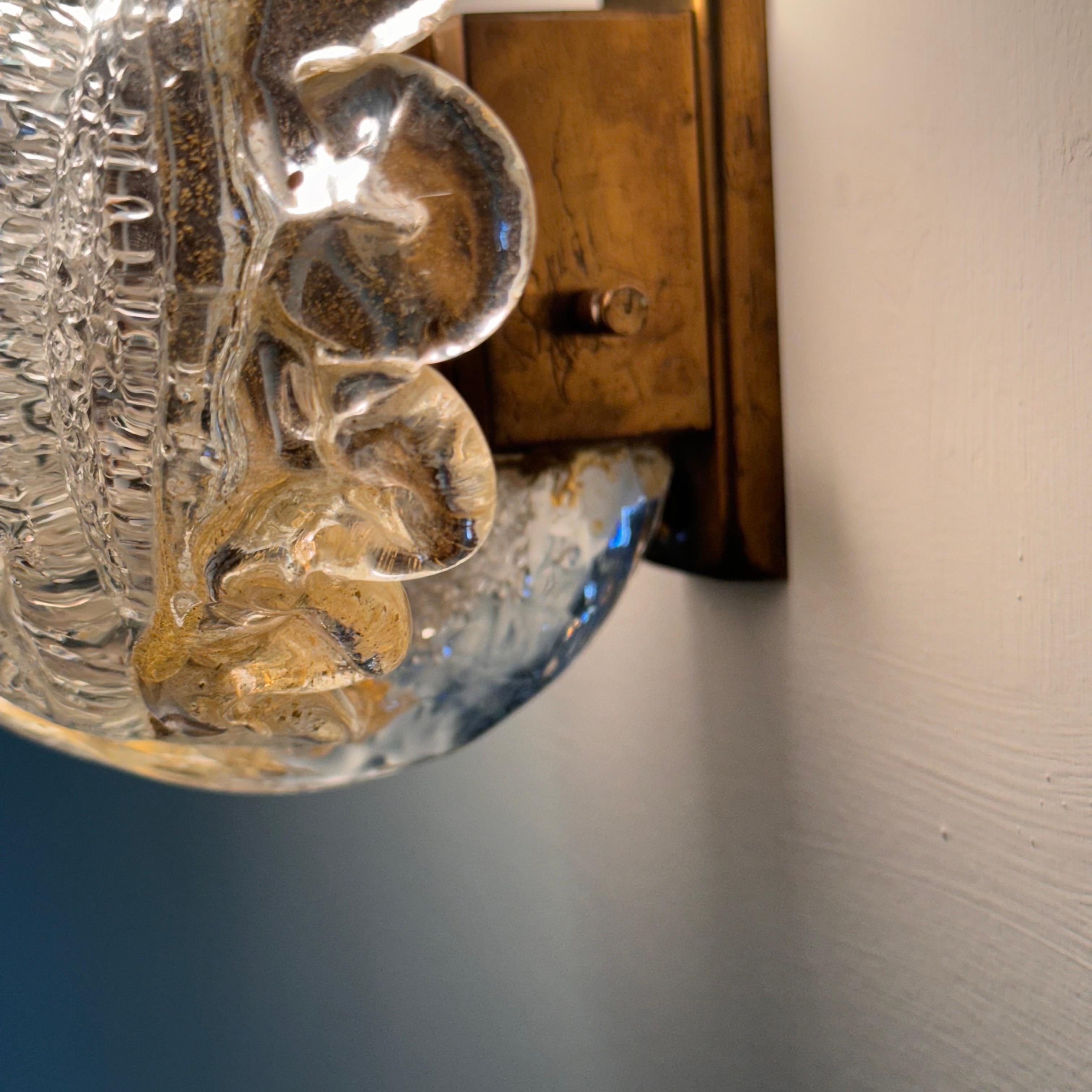 Mid-20th Century Single Leaf Sconce in Pulegoso Glass with Gold Accents by Barovier & Toso, 1950s For Sale