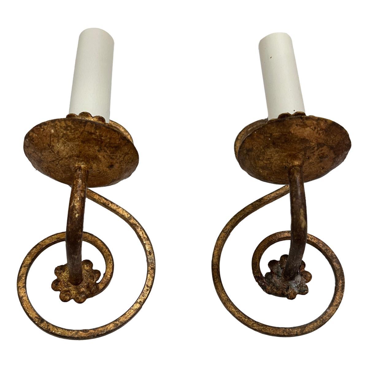 Paire d'appliques à lumière unique en métal doré des années 1920.

Mesures : 
Hauteur : 8