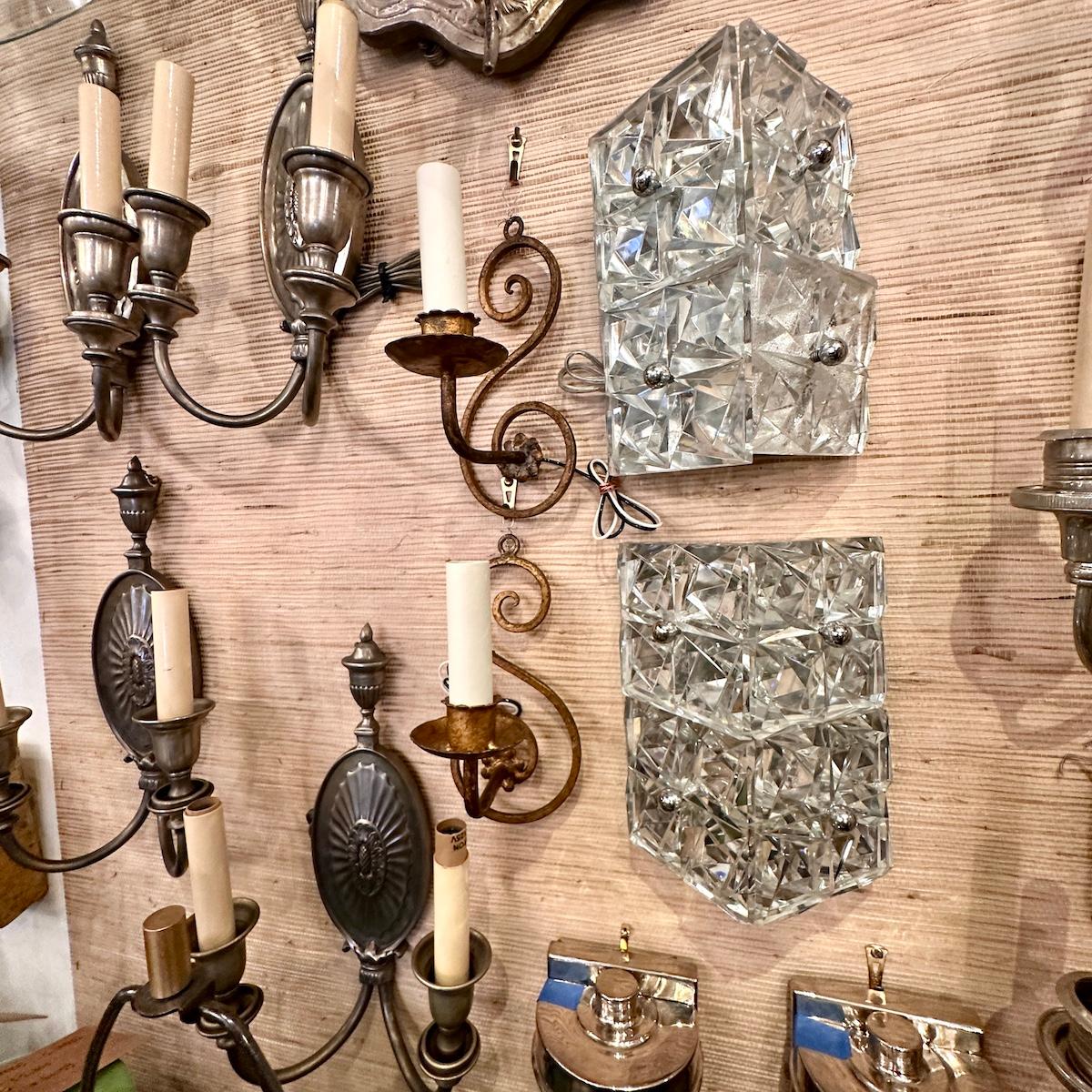 Français Appliques à une lumière en métal doré en vente
