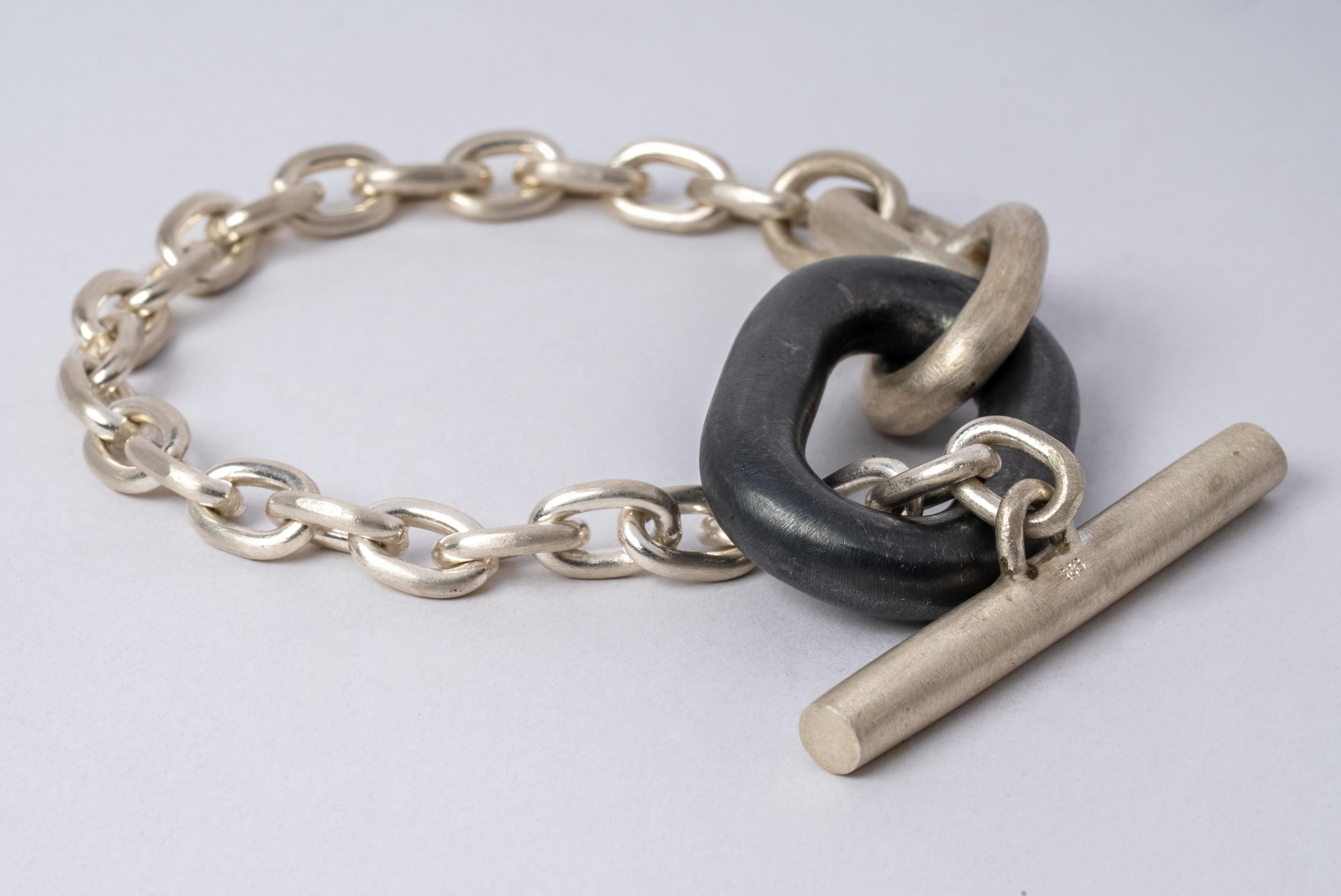Single Link Toggle Bracelet (KA+MA) In New Condition For Sale In Paris, FR