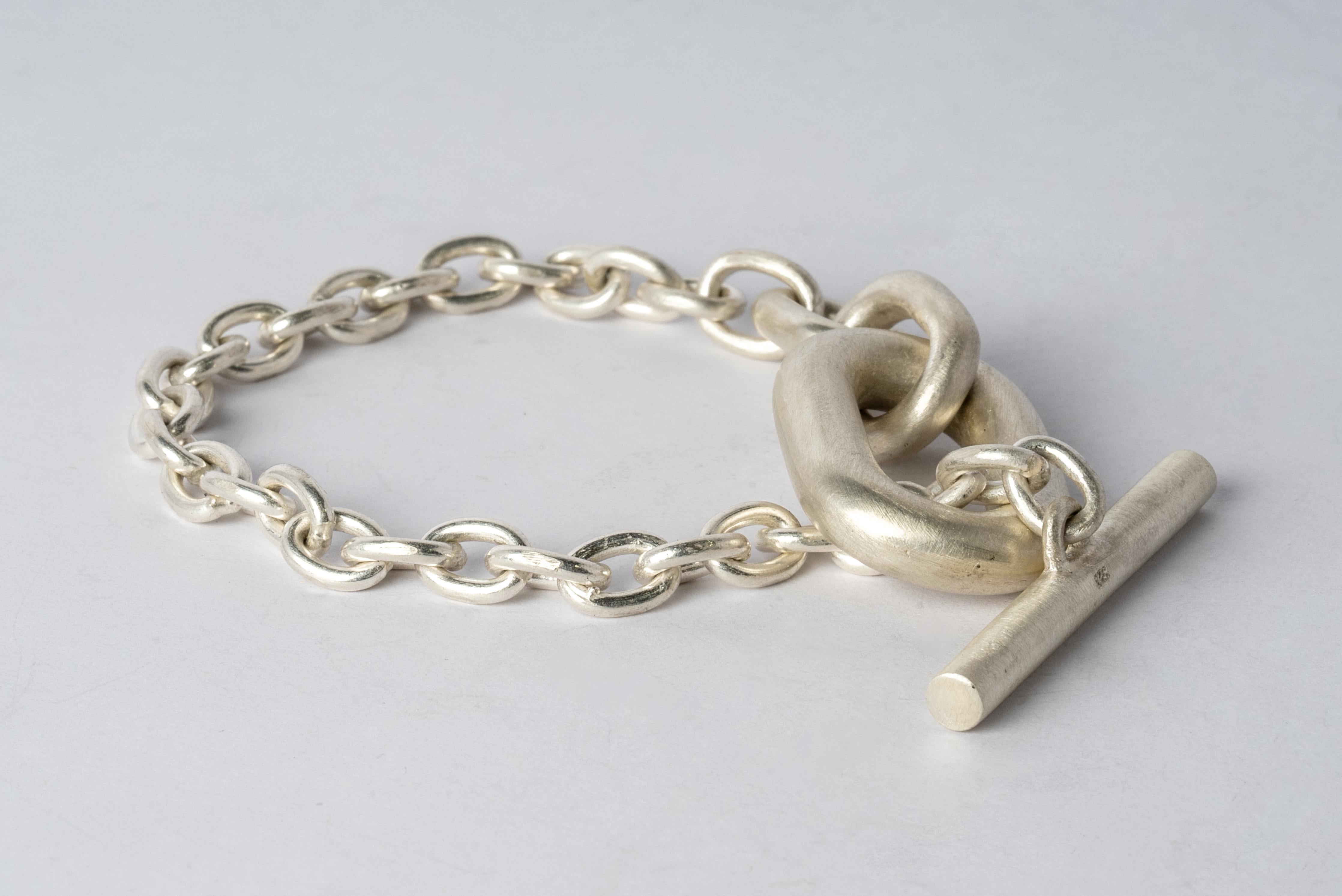 Bracelet in matte sterling silver, sanded at 230 grit.
Dimensions: Toggle length: 40 mm
Toggle link size (L × H): 33 mm × 22 mm
Chain size (L × H): 6 mm × 9 mm