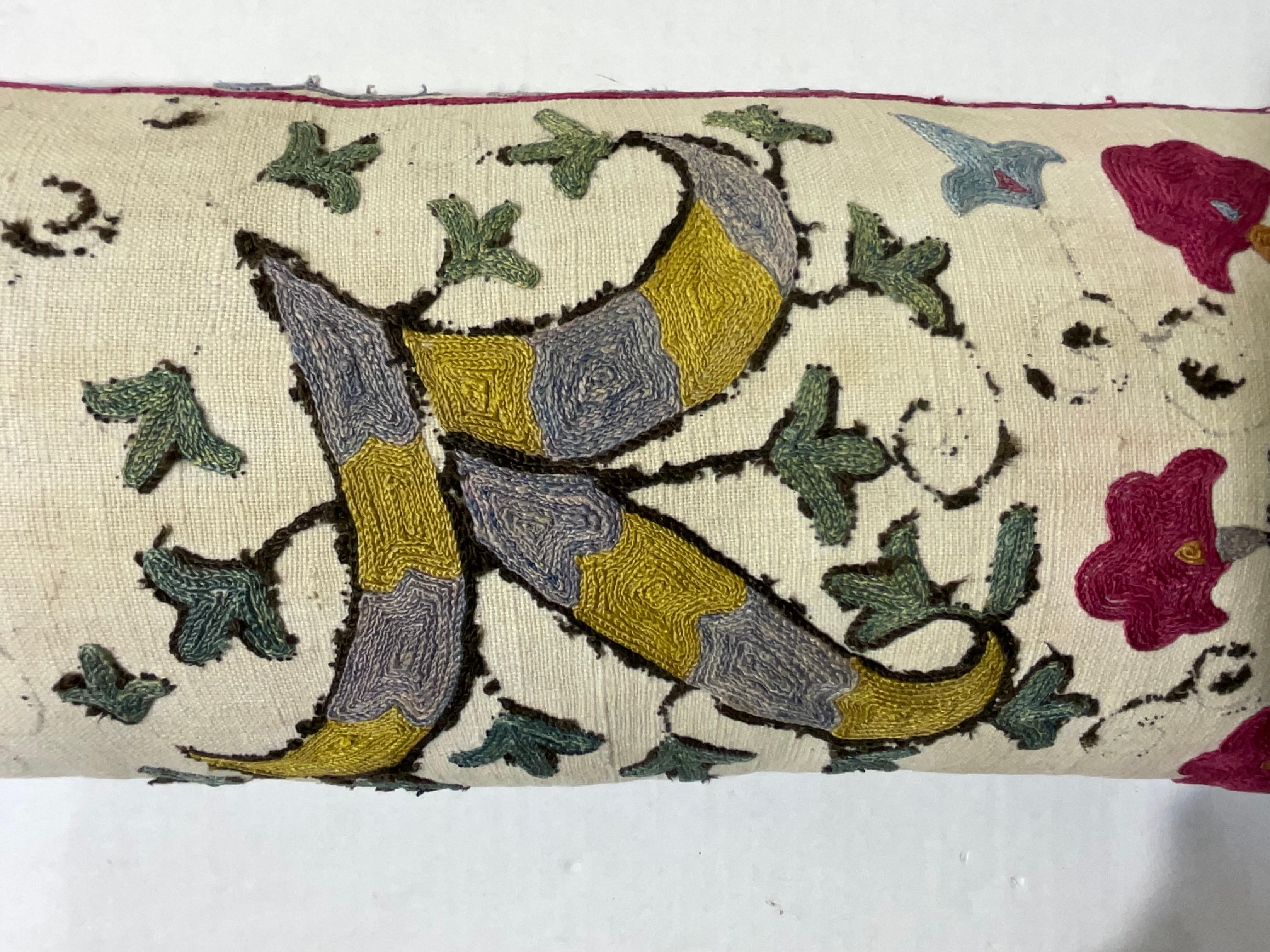 Début du 20ème siècle Oreiller simple long en soie ancienne brodée Suzani en vente