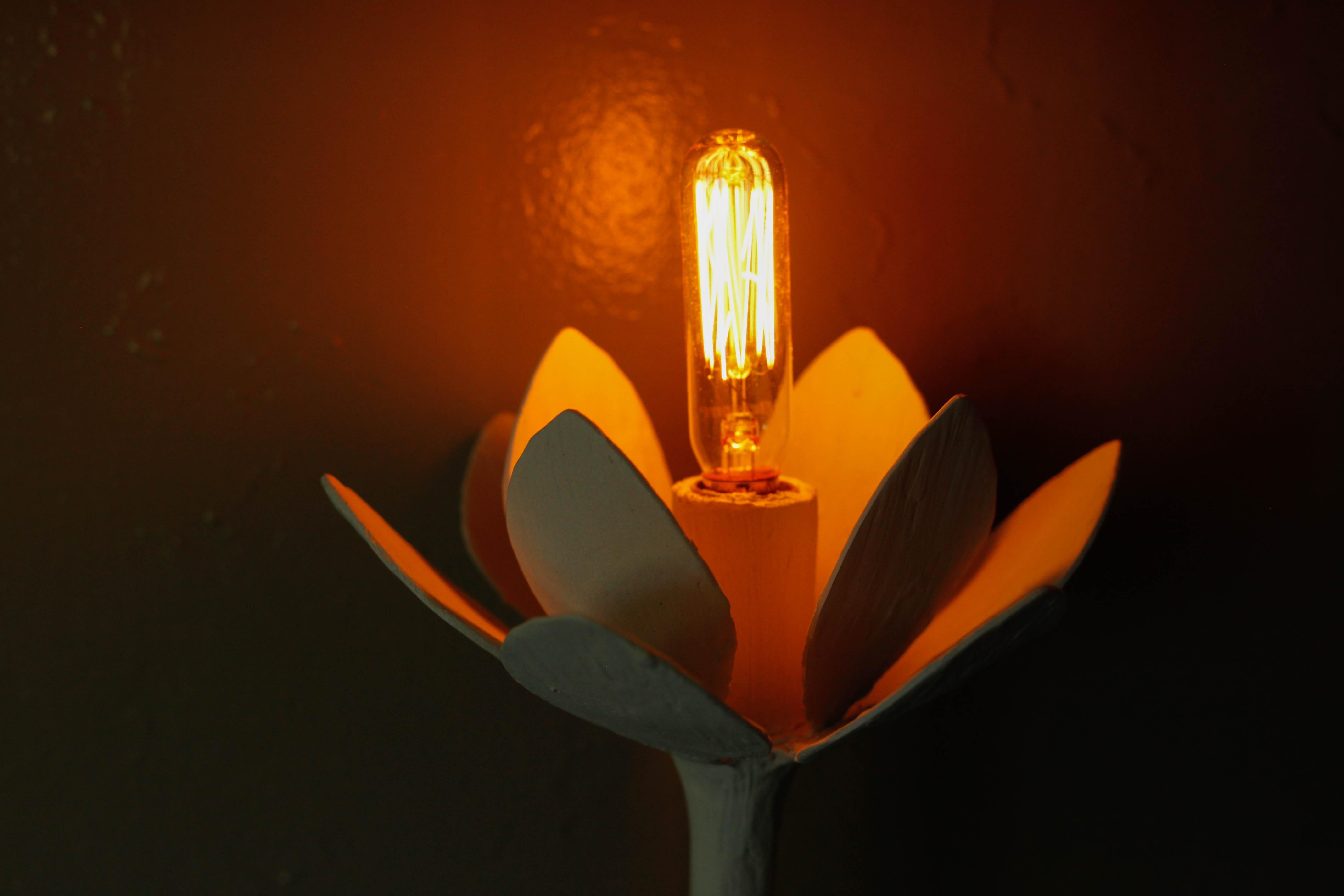 Lotus-Leuchter, einzeln im Zustand „Neu“ im Angebot in Carpinteria, CA