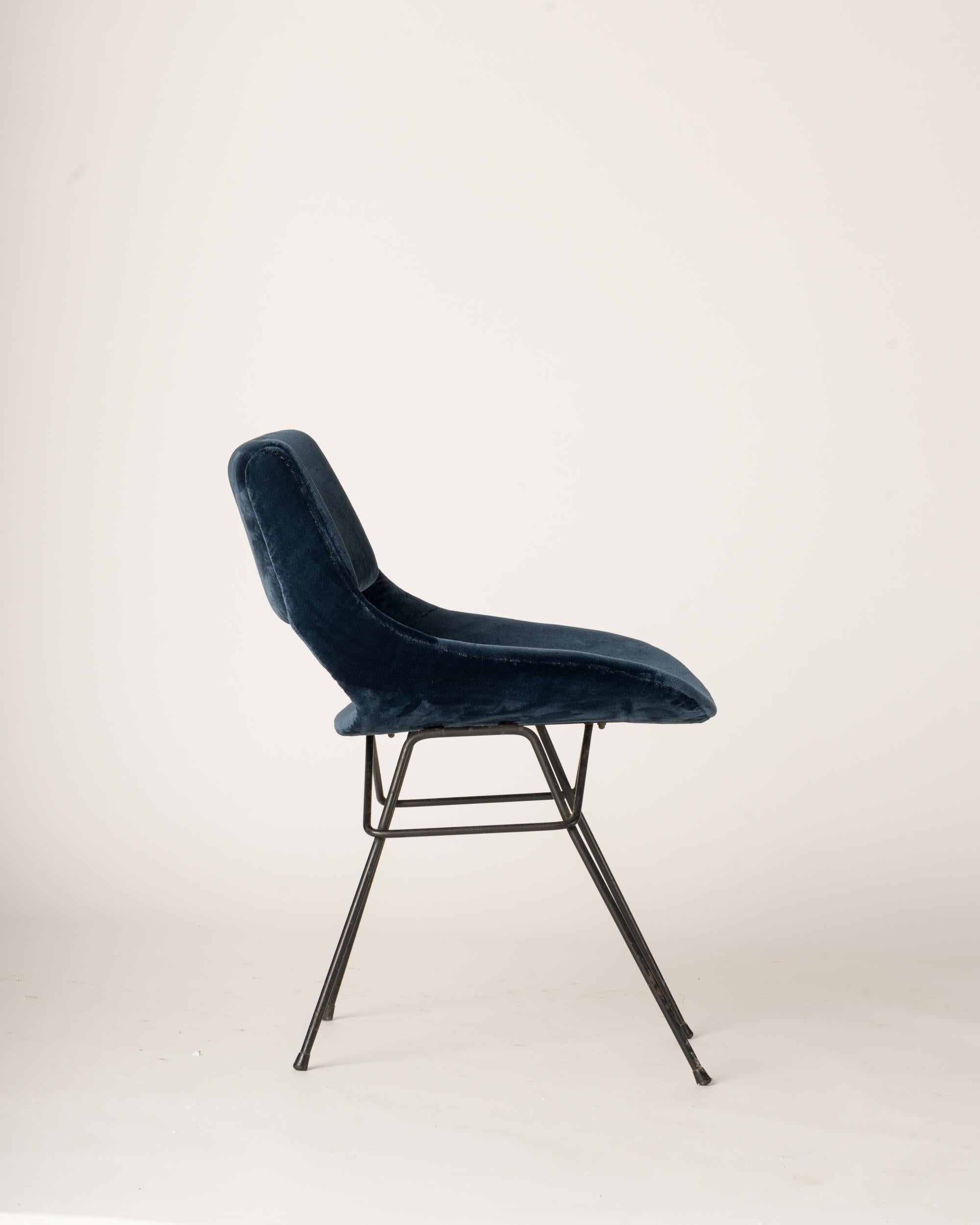 Single vintage chair by Louis Paolozzi, freshly re-upholstered in blue velvet.
Weakness in backrest structure has been fixed before reupholstery.
This chair will ship from France and can be returned to either France or to an upstate NY
