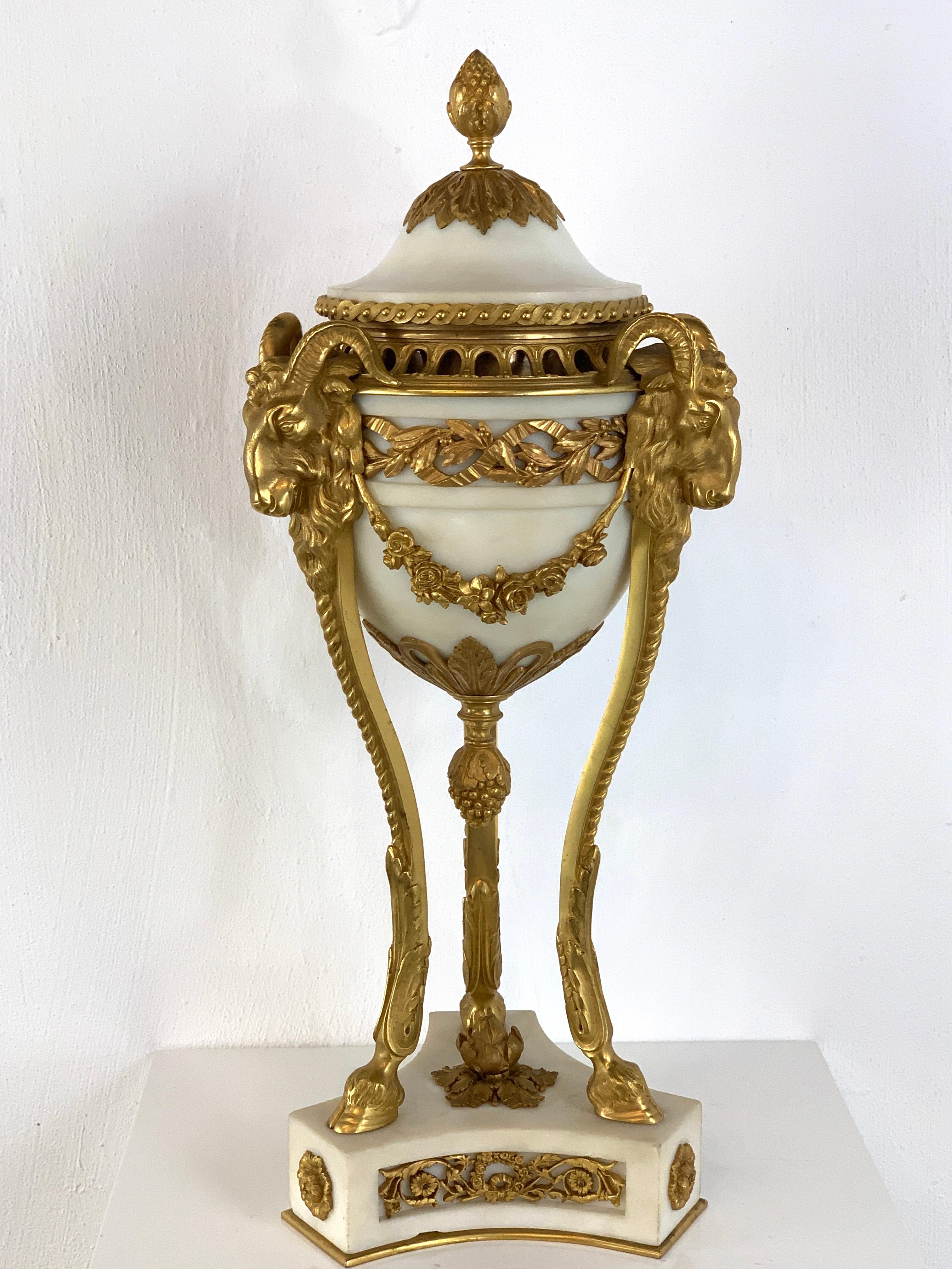 Single Louis XVI style ormolu and marble neoclassical cassolette/urn, magnificent quality with removable lid, three Rams heads, standing 22.5
